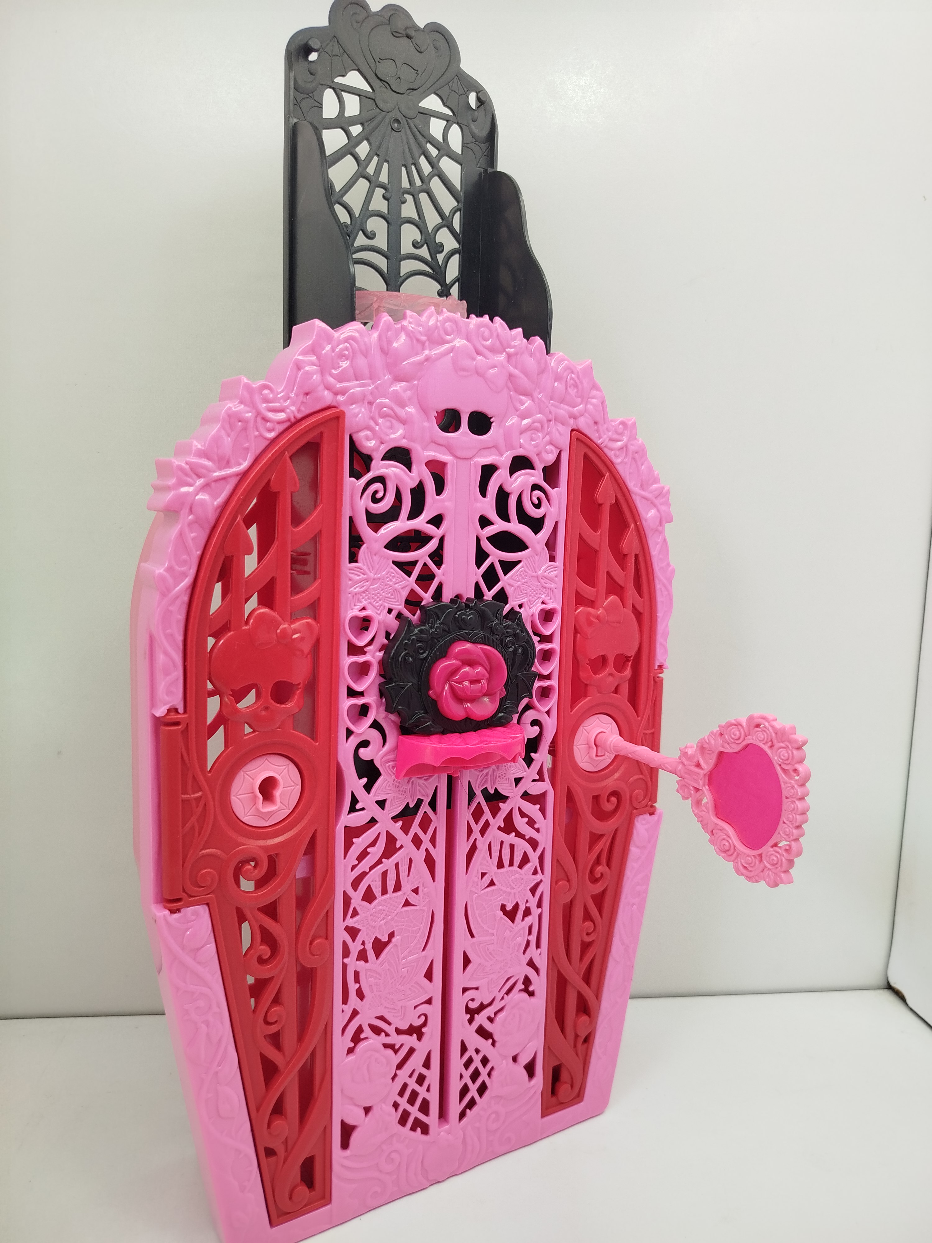 Monster High - armario de almacenamiento que pertenece al set Skulltimate Secrets: Monster Mysteries 