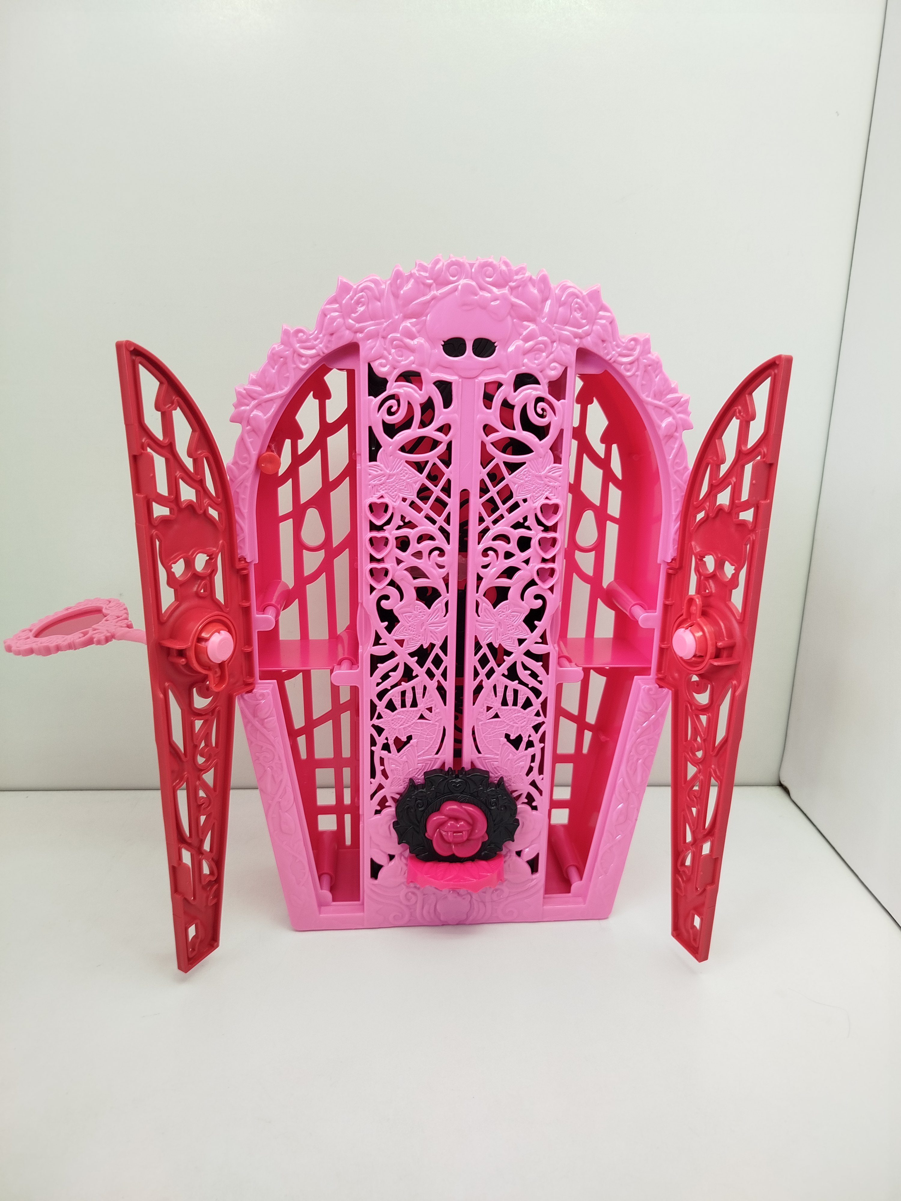 Monster High - armario de almacenamiento que pertenece al set Skulltimate Secrets: Monster Mysteries 