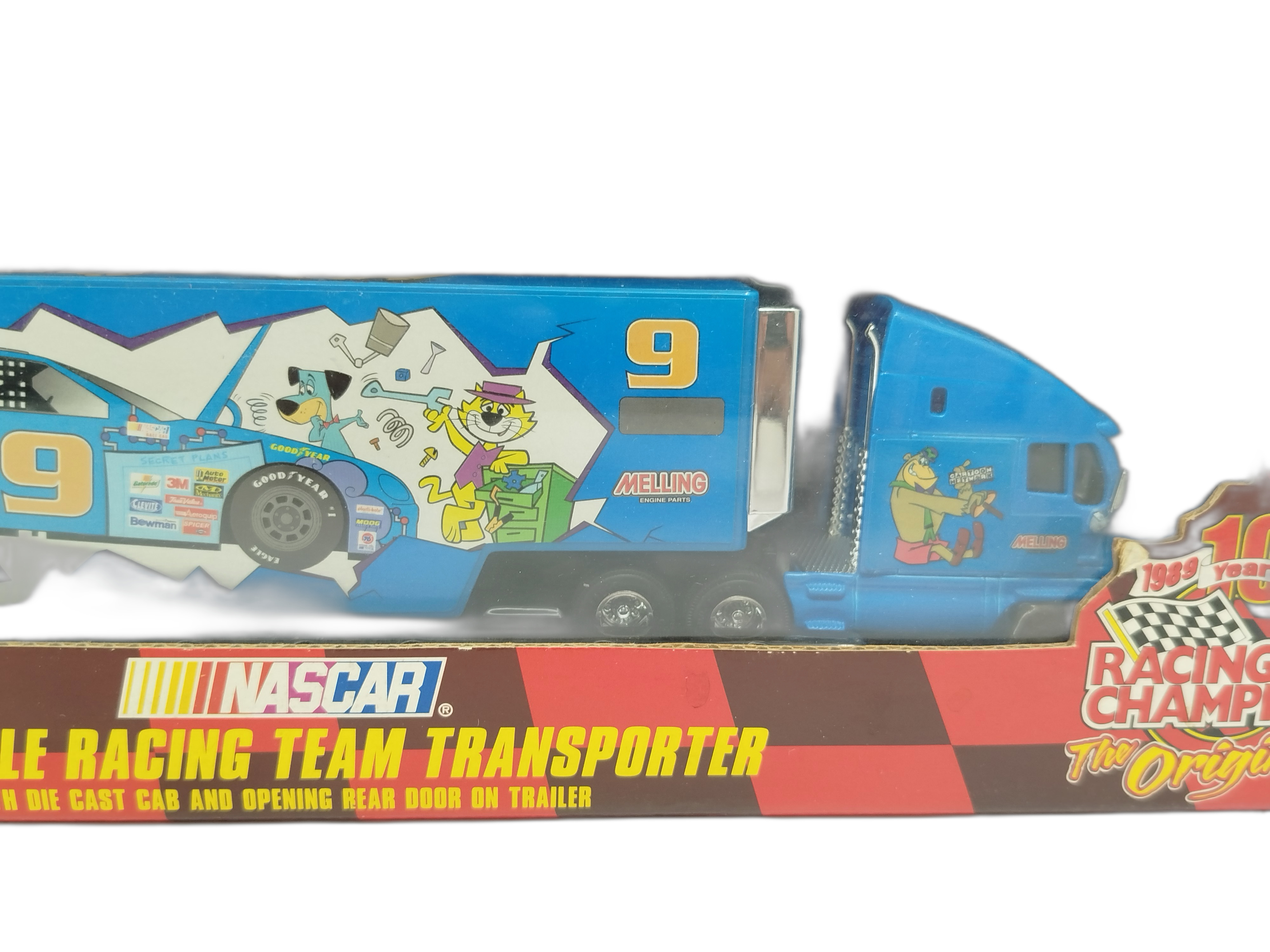 Es un camión transportador a escala 1:64 de Racing Champions de la serie NASCAR Cartoon Network Racing Team de 1999
