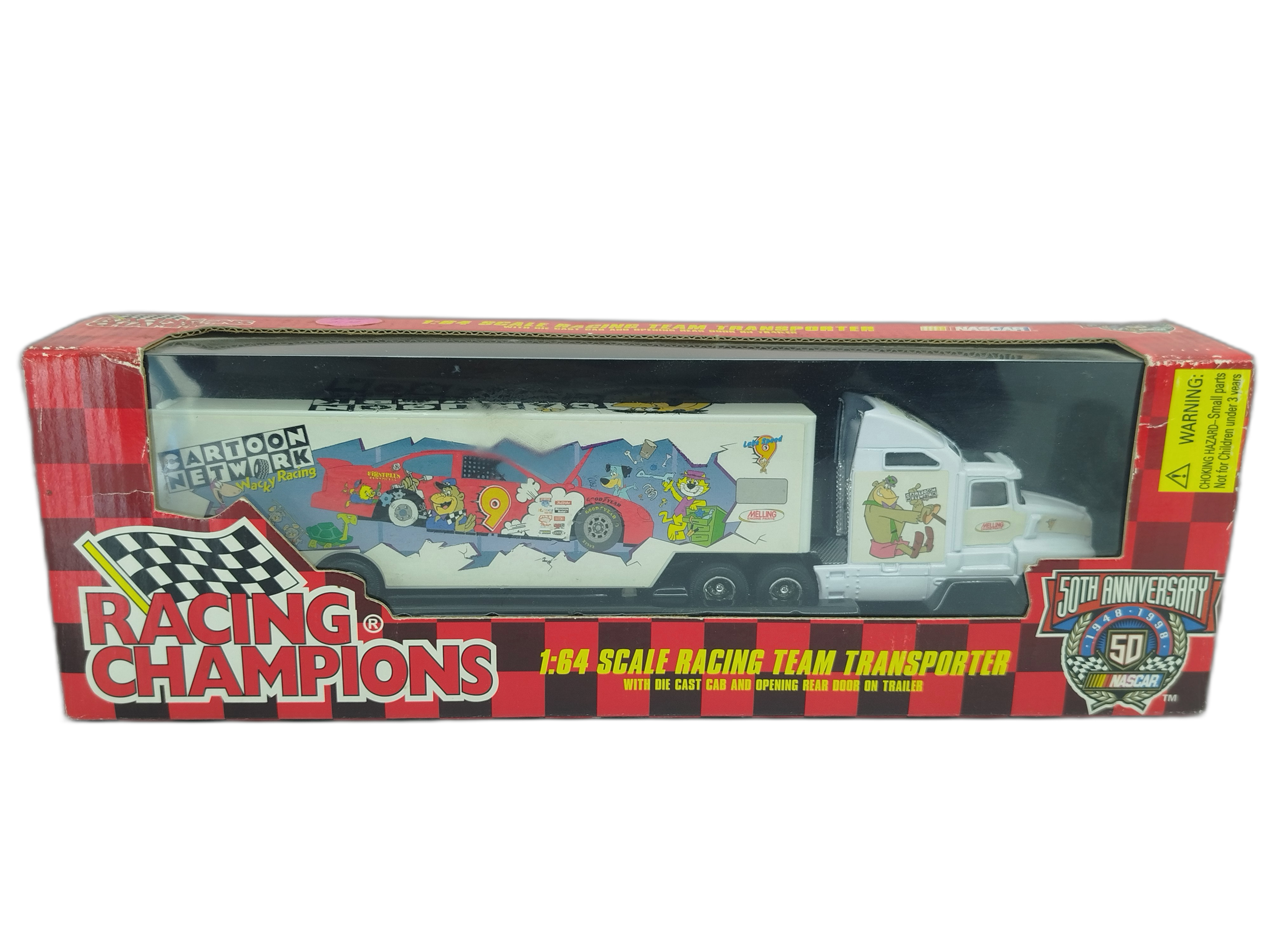Es un camión transportador a escala 1:64 de Racing Champions de la serie NASCAR Cartoon Network Racing 50 Aniversario de NASCAR