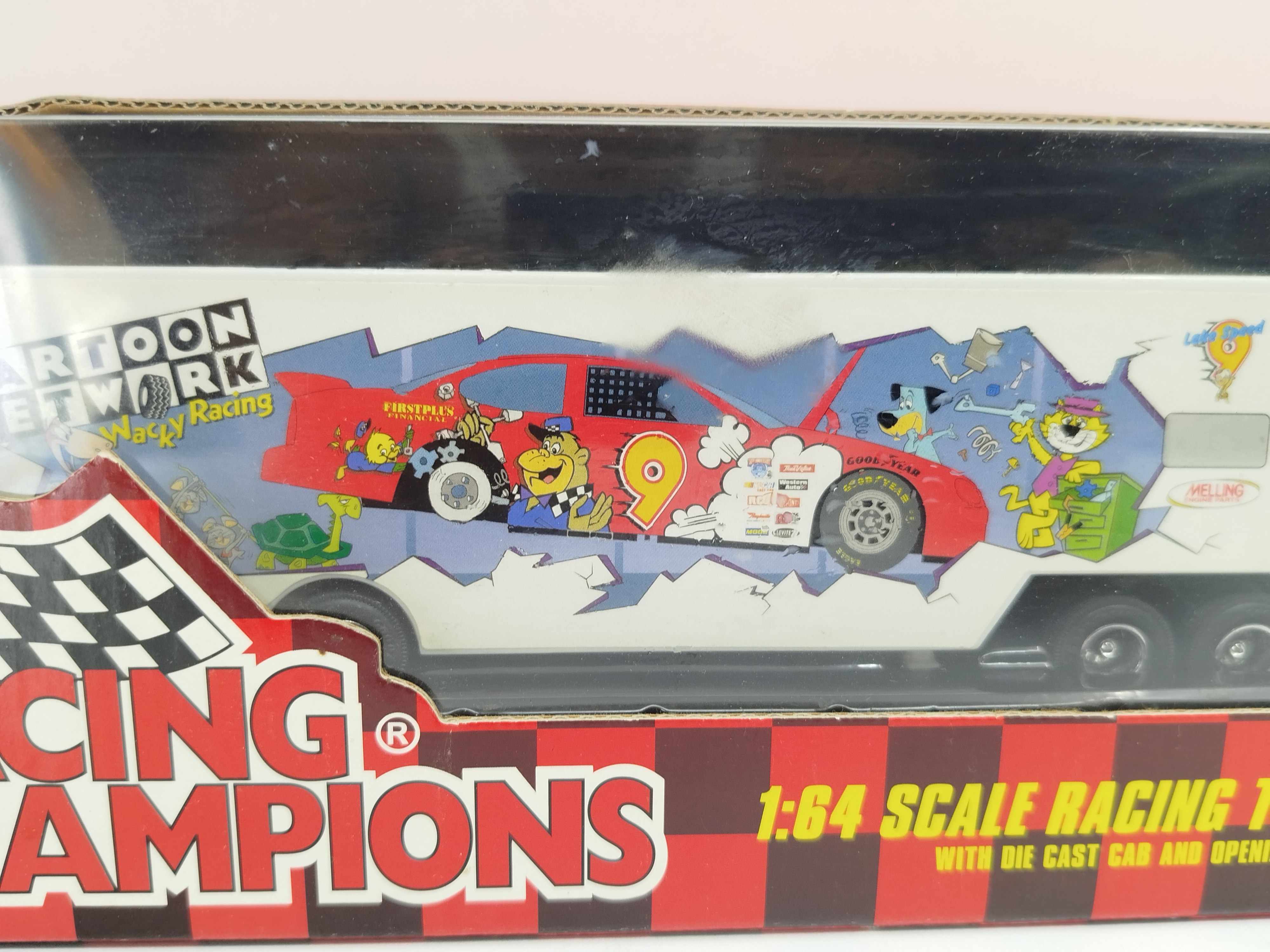 Es un camión transportador a escala 1:64 de Racing Champions de la serie NASCAR Cartoon Network Racing 50 Aniversario de NASCAR