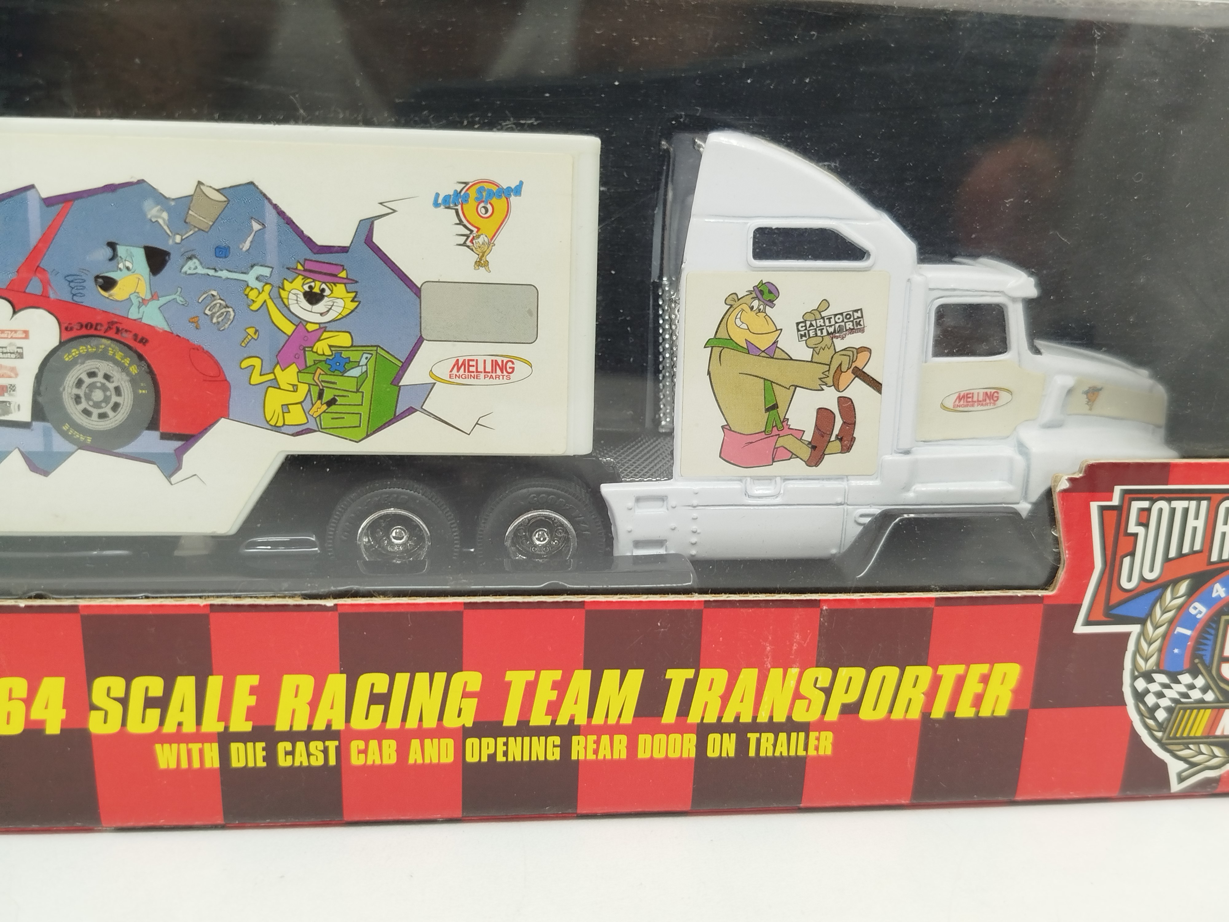 Es un camión transportador a escala 1:64 de Racing Champions de la serie NASCAR Cartoon Network Racing 50 Aniversario de NASCAR