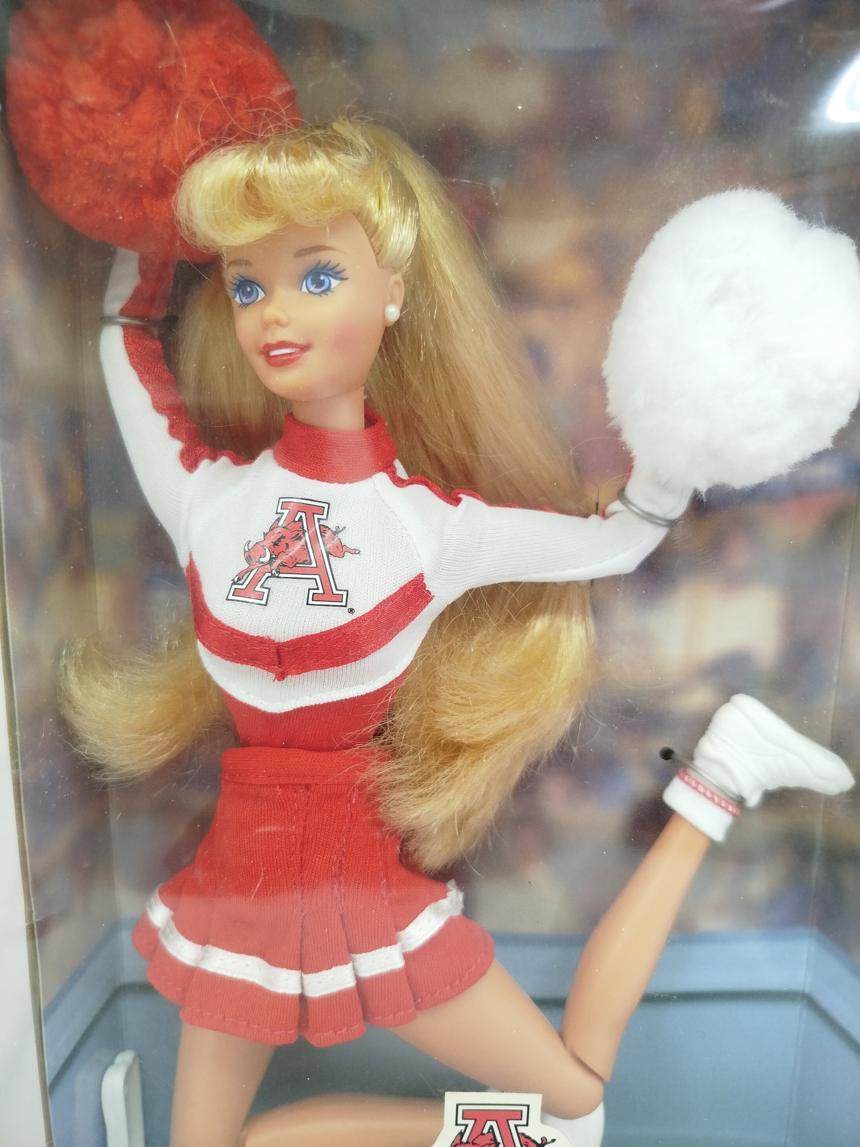 University Barbie - University of Arkansas Cheerleader (Edición Especial), lanzada al mercado por Mattel en el año 1996