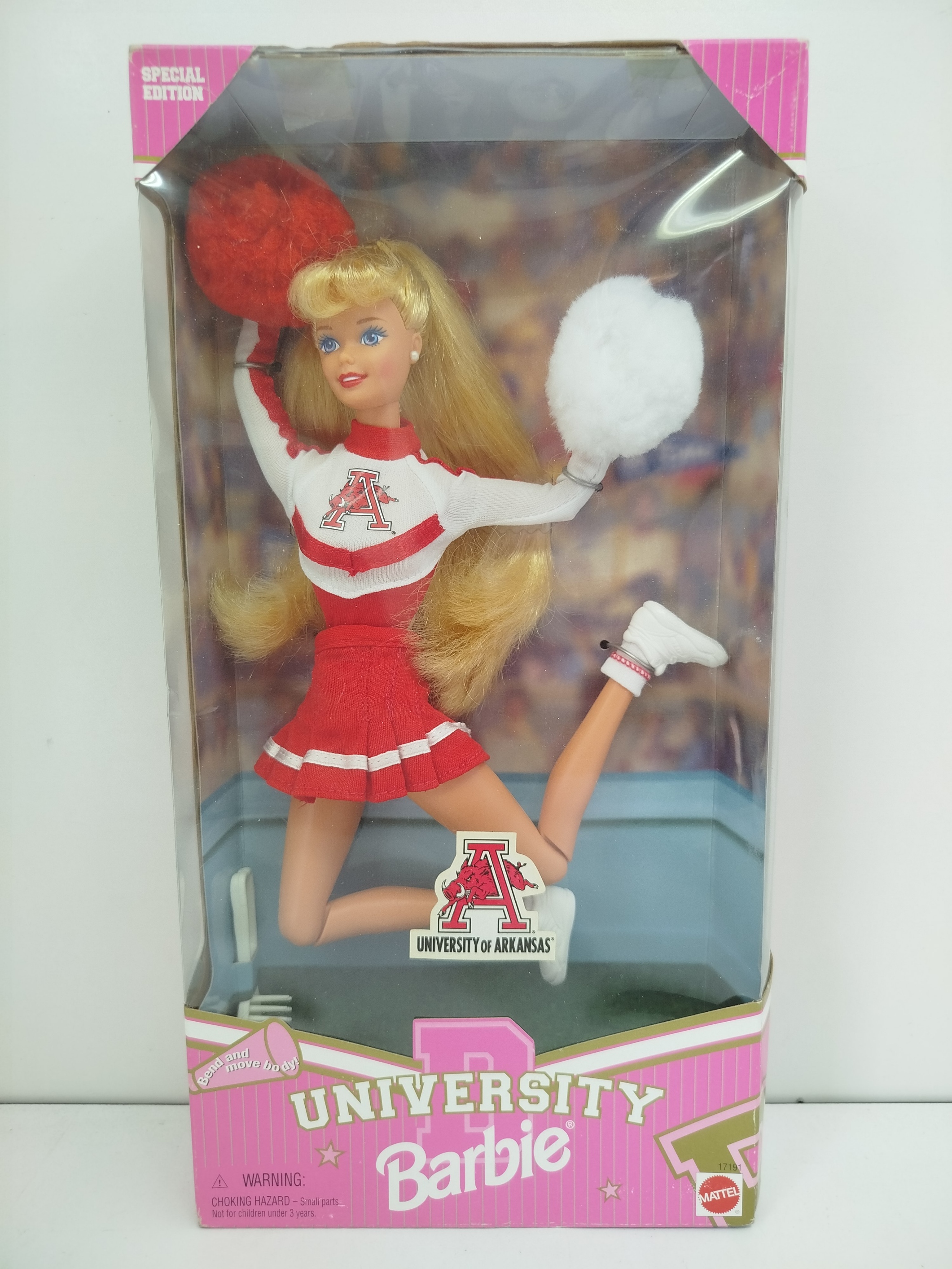 University Barbie - University of Arkansas Cheerleader (Edición Especial), lanzada al mercado por Mattel en el año 1996