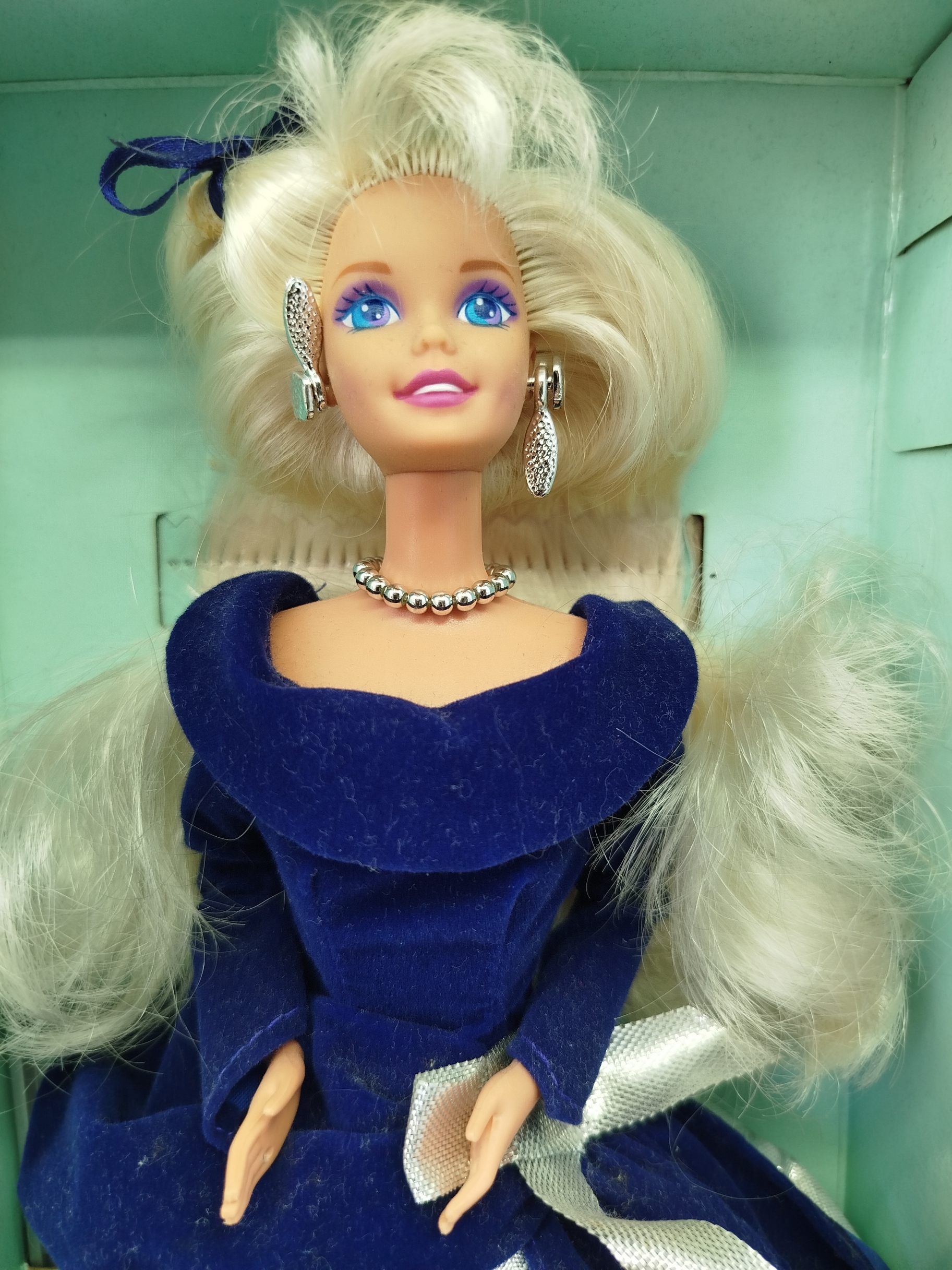  Barbie Winter Velvet (Terciopelo de Invierno) de 1995, que destaca por ser la primera edición de la serie exclusiva producida por Mattel para Avon