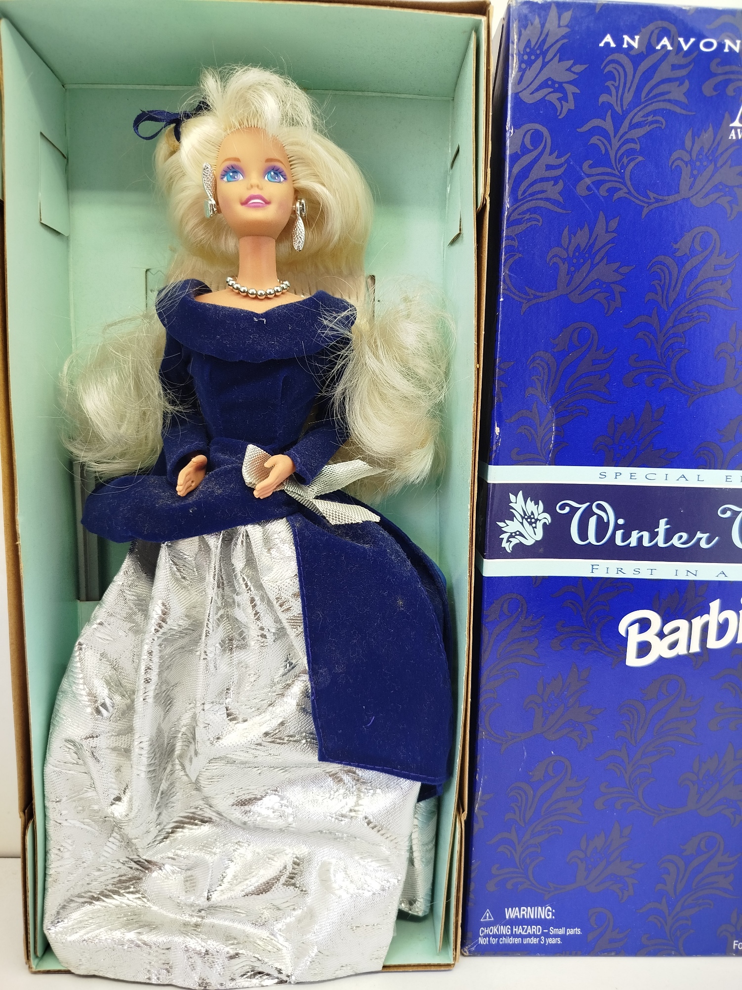  Barbie Winter Velvet (Terciopelo de Invierno) de 1995, que destaca por ser la primera edición de la serie exclusiva producida por Mattel para Avon
