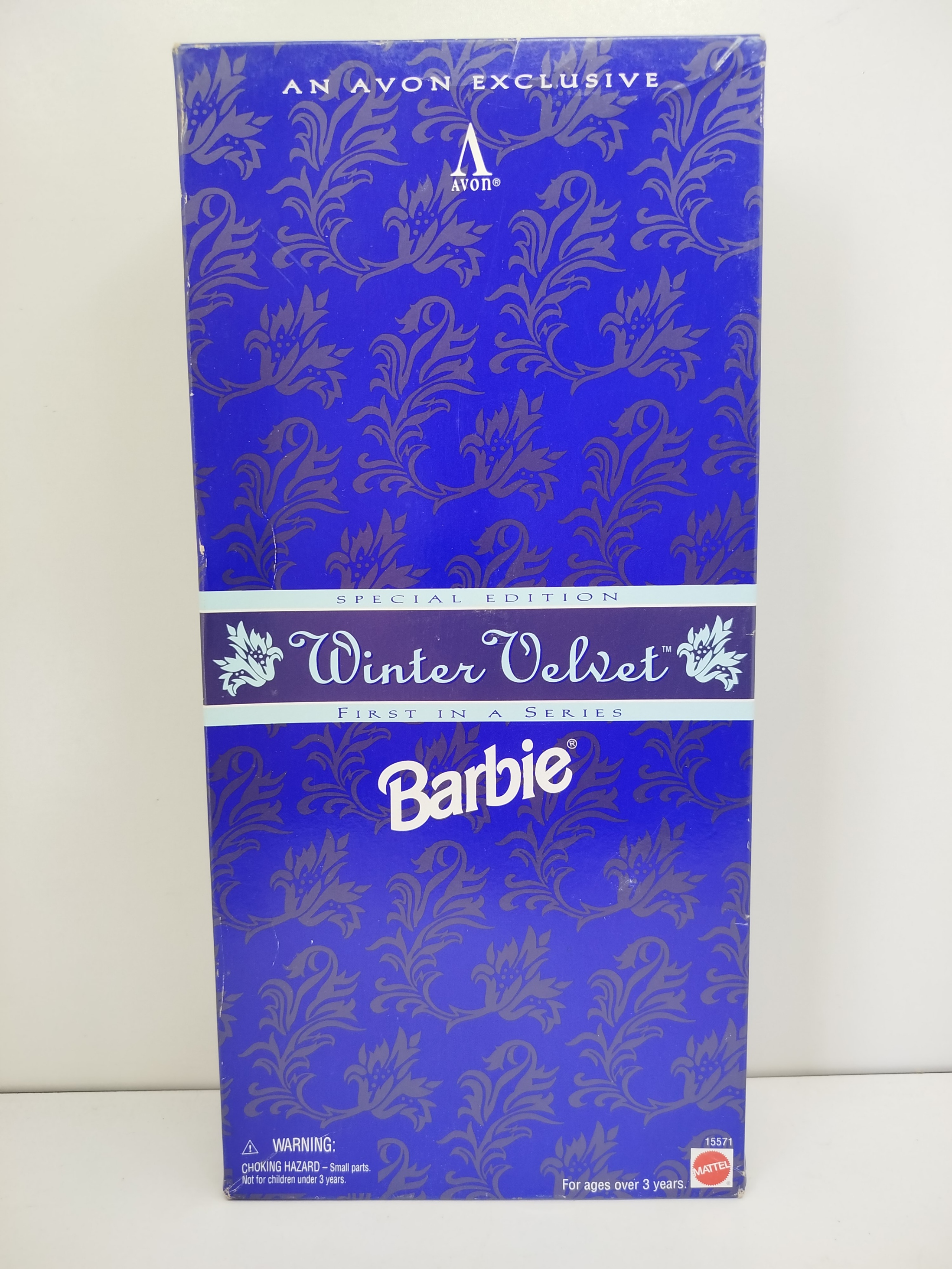  Barbie Winter Velvet (Terciopelo de Invierno) de 1995, que destaca por ser la primera edición de la serie exclusiva producida por Mattel para Avon