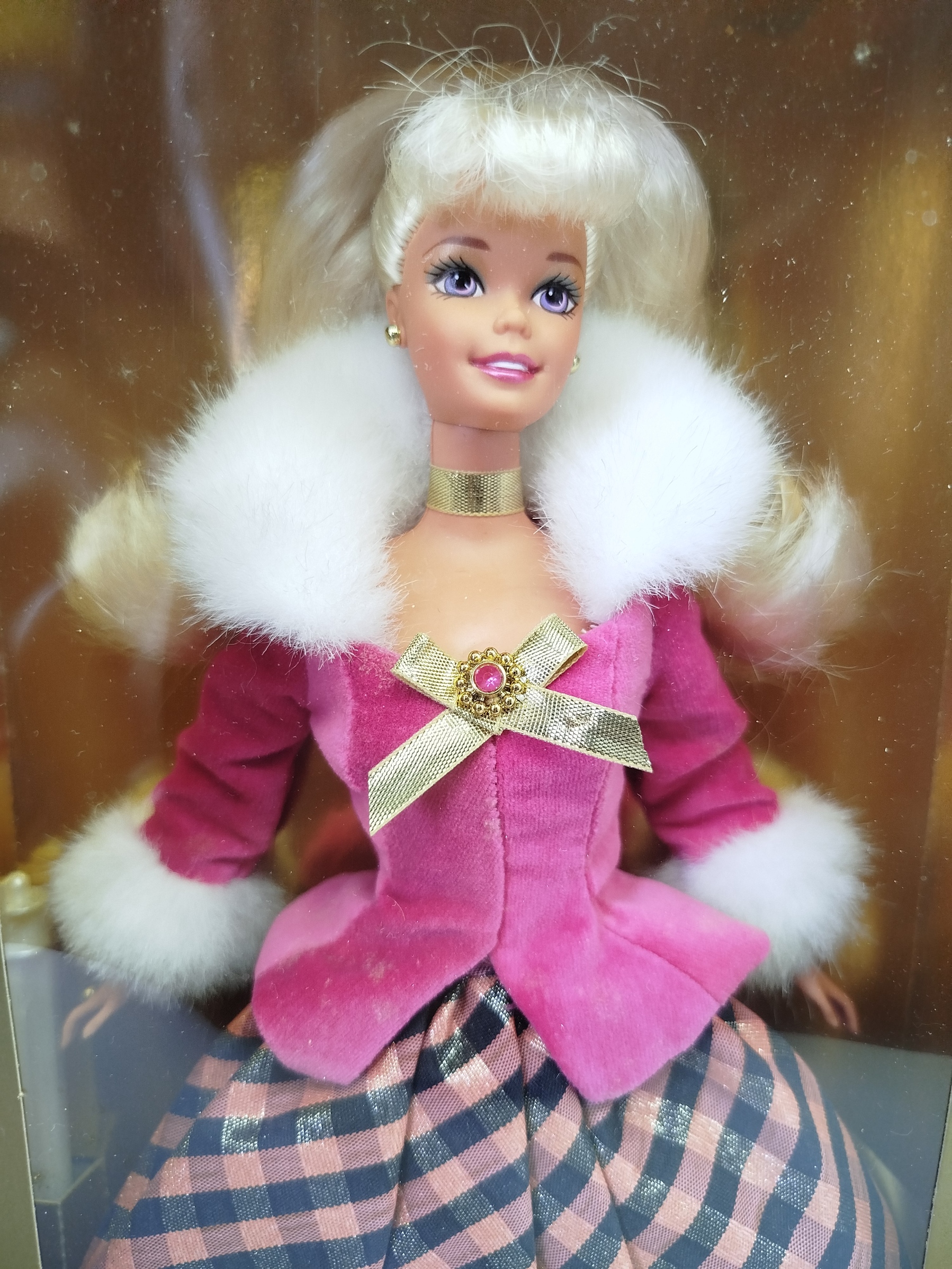 Barbie Winter Rhapsody (Rapsodia de Invierno) de 1996, que es la segunda edición de la serie exclusiva de Mattel para Avon