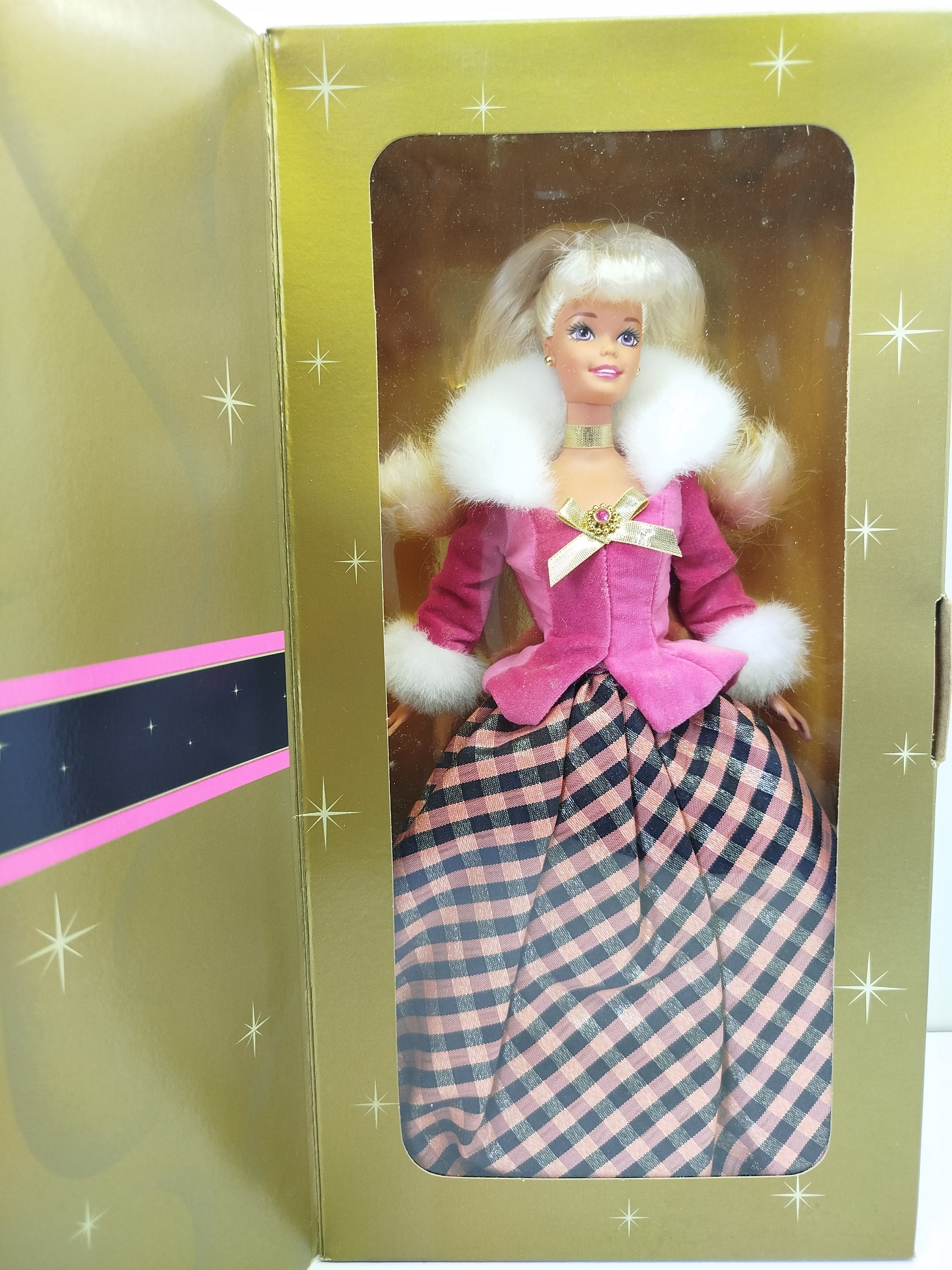 Barbie Winter Rhapsody (Rapsodia de Invierno) de 1996, que es la segunda edición de la serie exclusiva de Mattel para Avon