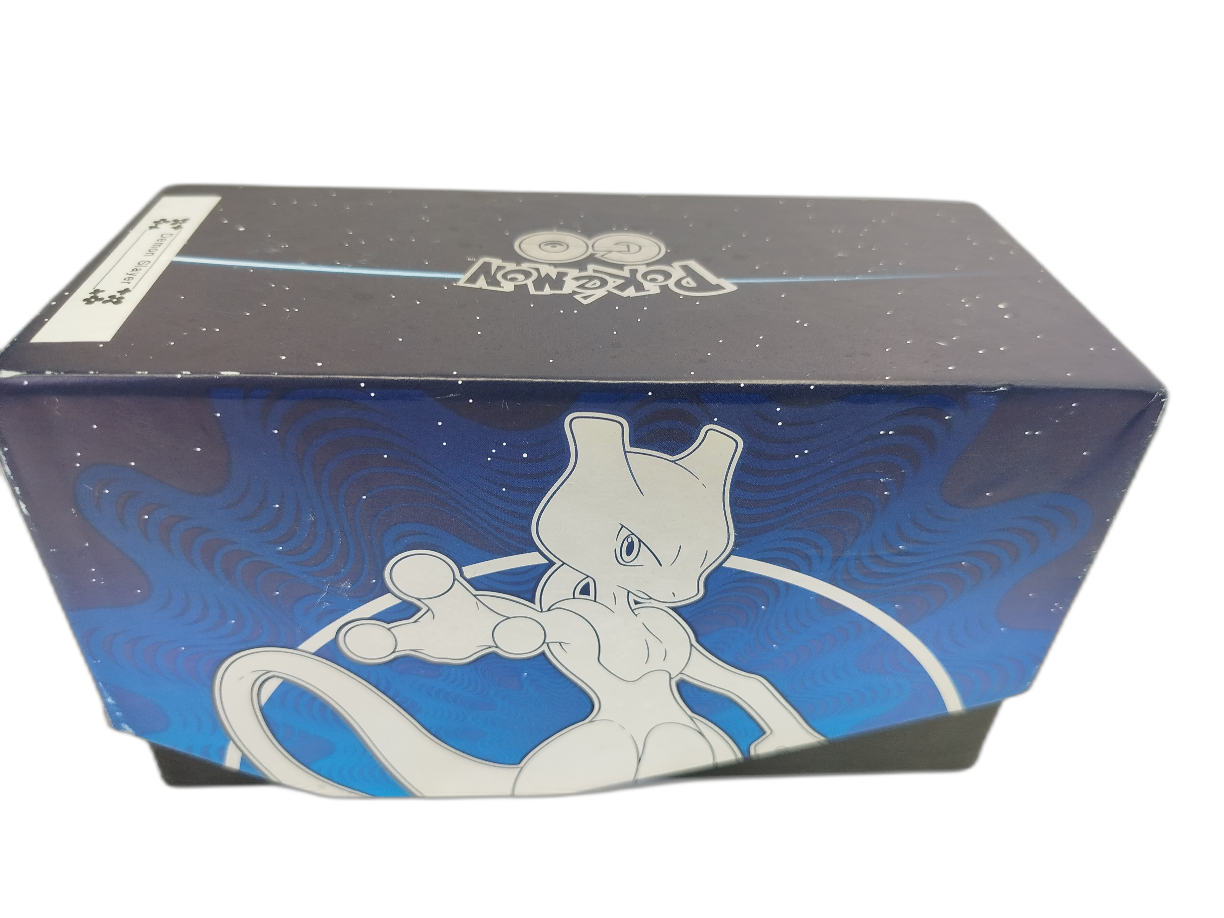 Pokemon - Caja de carton presenta un diseño galáctico y nocturno con la silueta y colores de Mewtwo, el Pokémon legendario que protagoniza este set conmemorativo del videojuego móvil