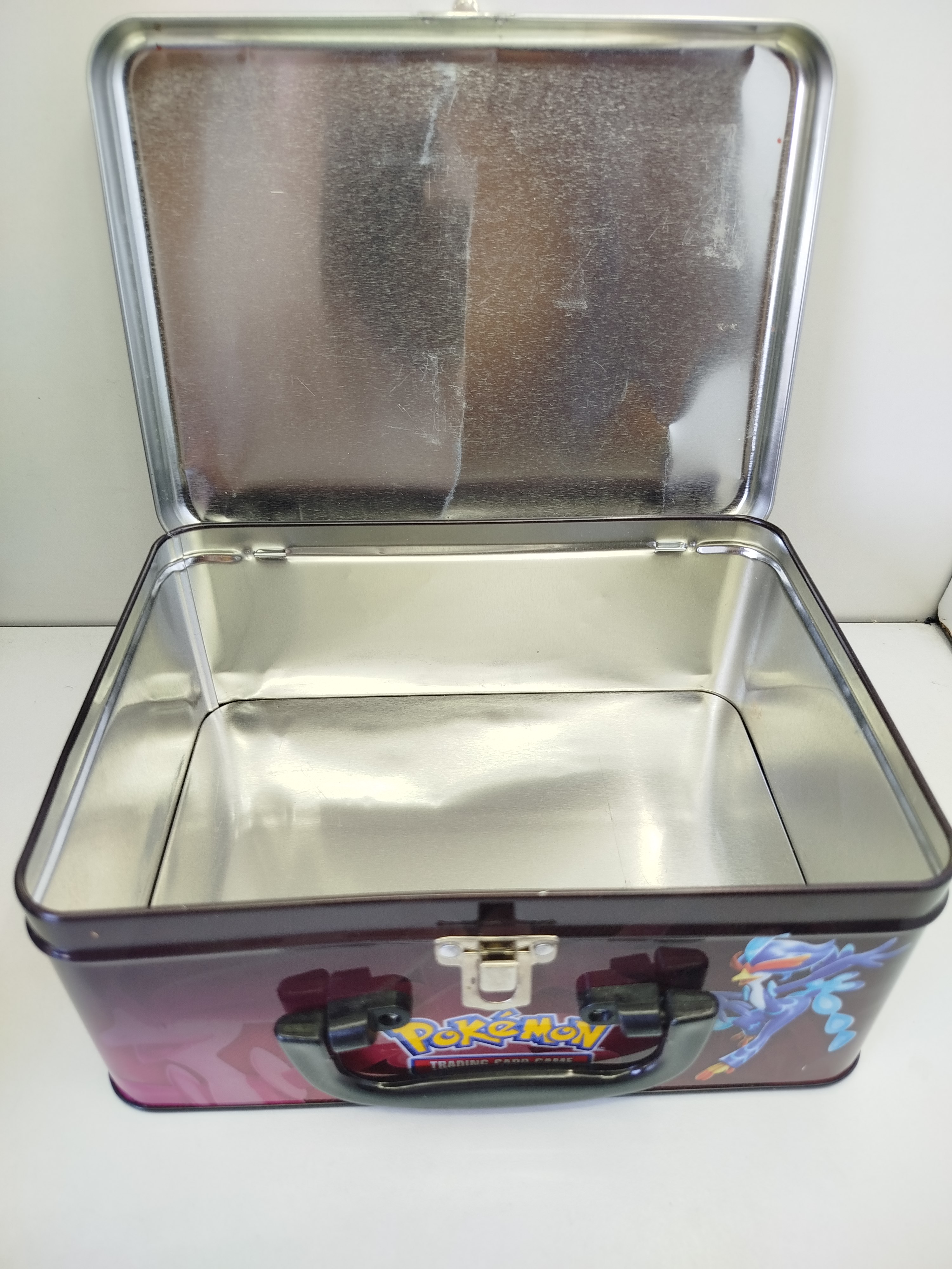  Pokemon - Lata metálica de  Pokémon con manija de Charizard Teracristalizado de Tipo Siniestro