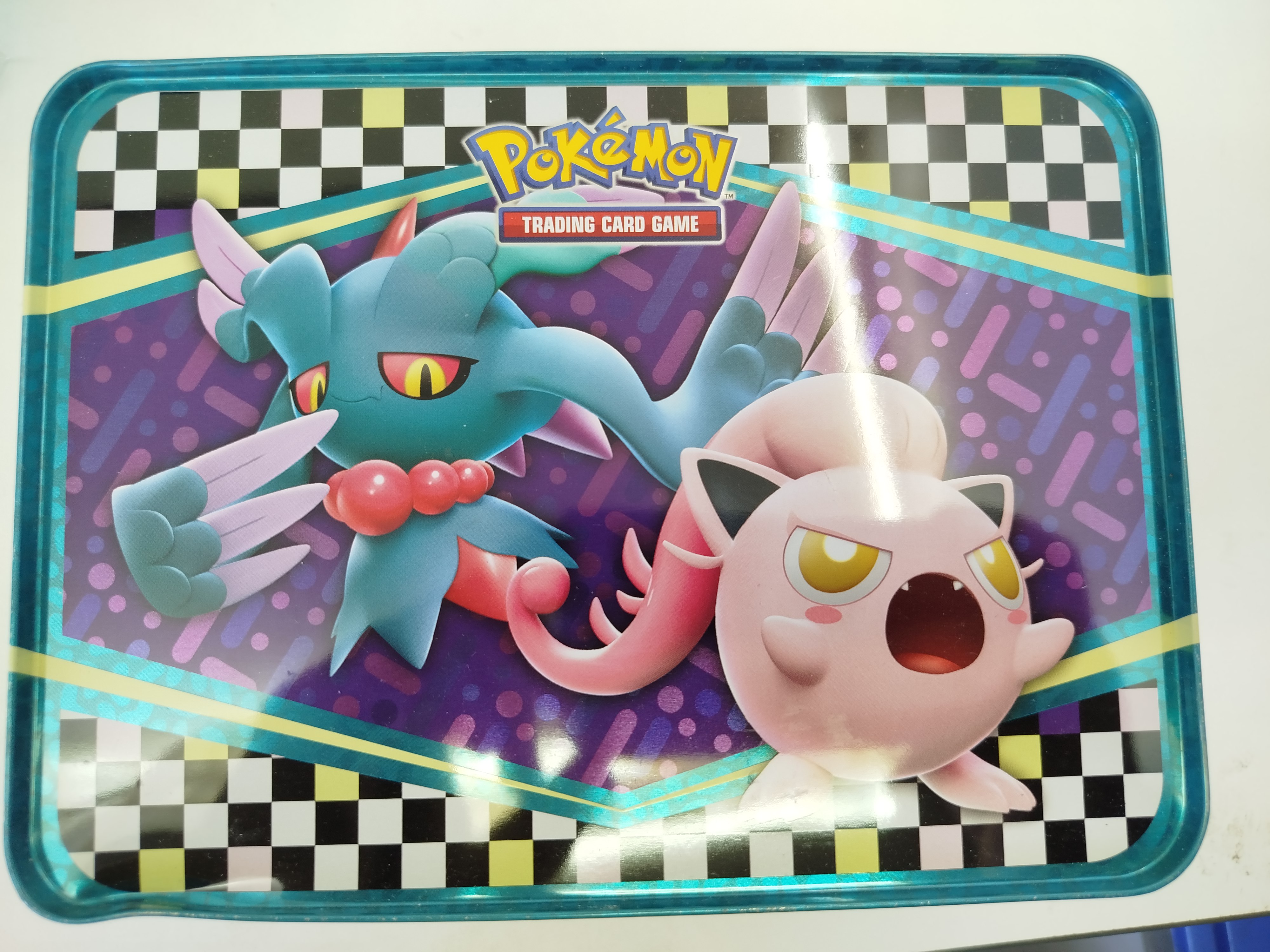  Pokemon - Lata metálica de  Pokémon con manija de Ferrocuello (Iron Thorns) y Ferropada (Iron Valiant)