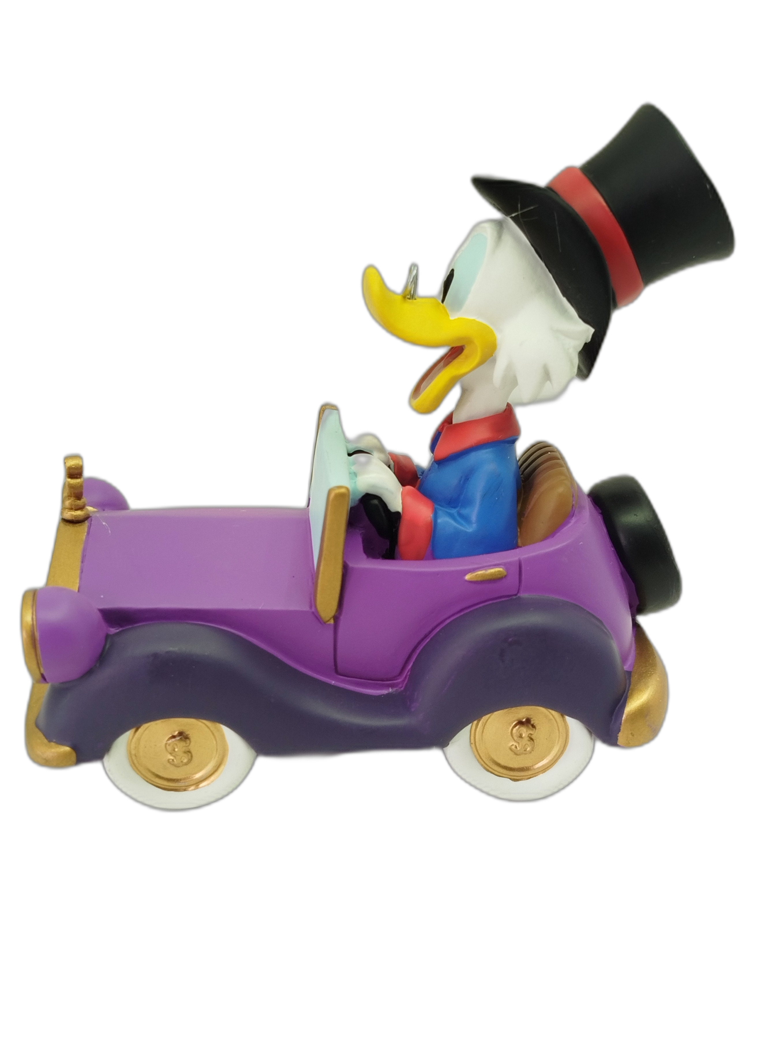 Disney Collectible Parade Scrooge McDuck de Precious Moments, en la que el Tio Rico (Scrooge McDuck) conduce un elegante auto de color morado con sombrero de copa