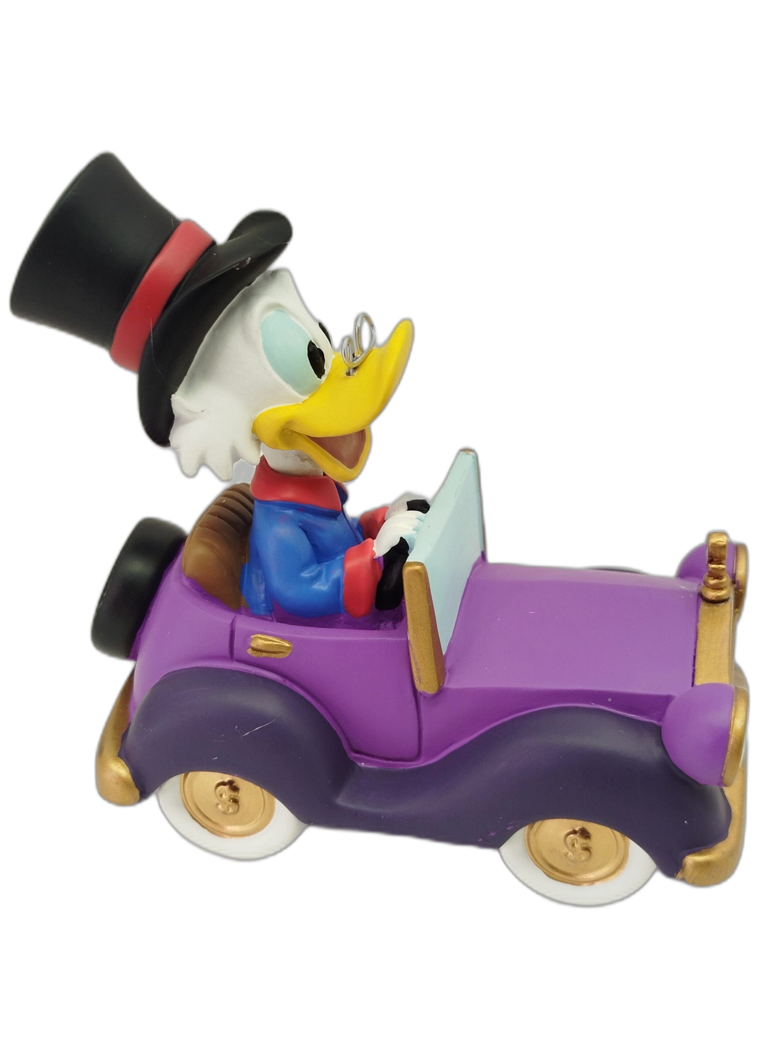 Disney Collectible Parade Scrooge McDuck de Precious Moments, en la que el Tio Rico (Scrooge McDuck) conduce un elegante auto de color morado con sombrero de copa