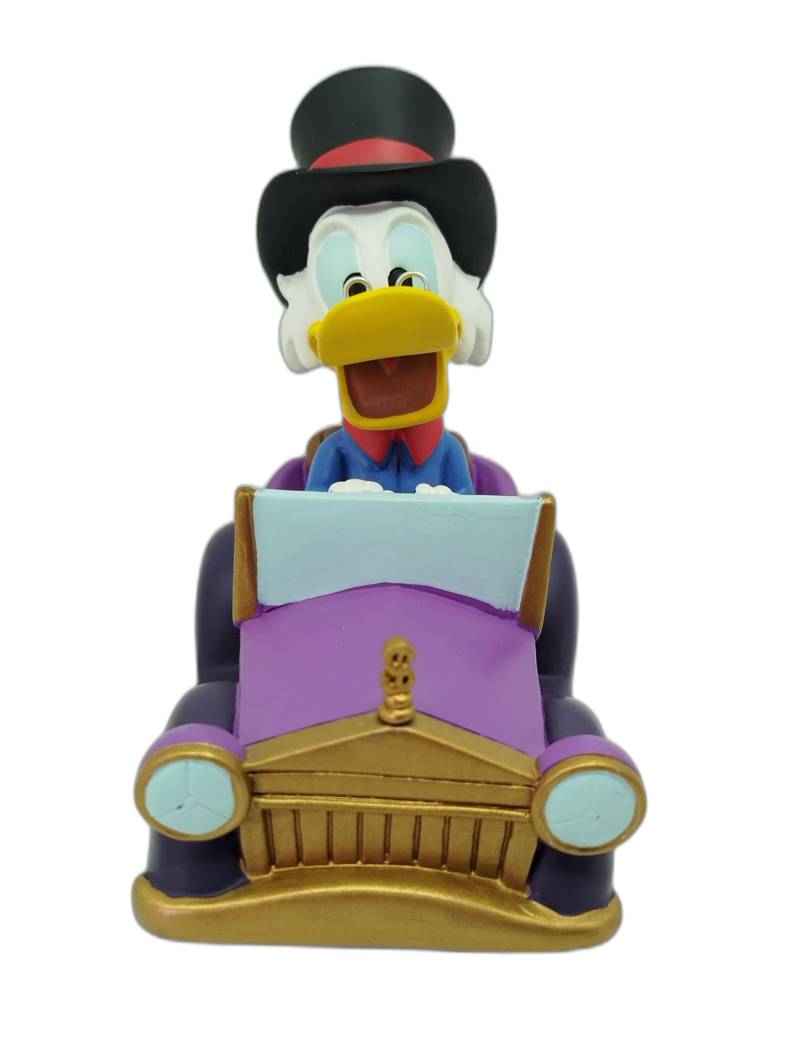 Disney Collectible Parade Scrooge McDuck de Precious Moments, en la que el Tio Rico (Scrooge McDuck) conduce un elegante auto de color morado con sombrero de copa