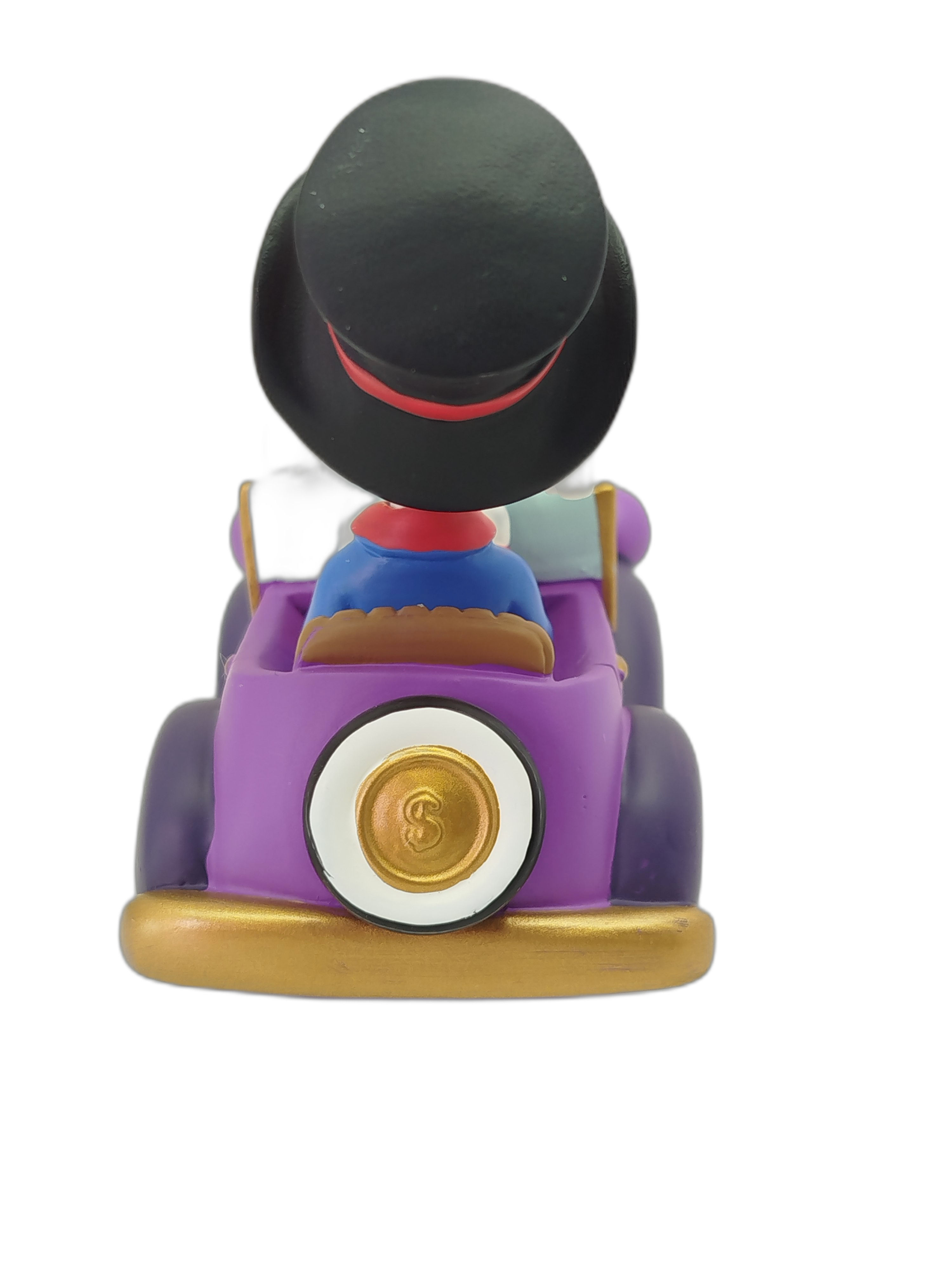 Disney Collectible Parade Scrooge McDuck de Precious Moments, en la que el Tio Rico (Scrooge McDuck) conduce un elegante auto de color morado con sombrero de copa