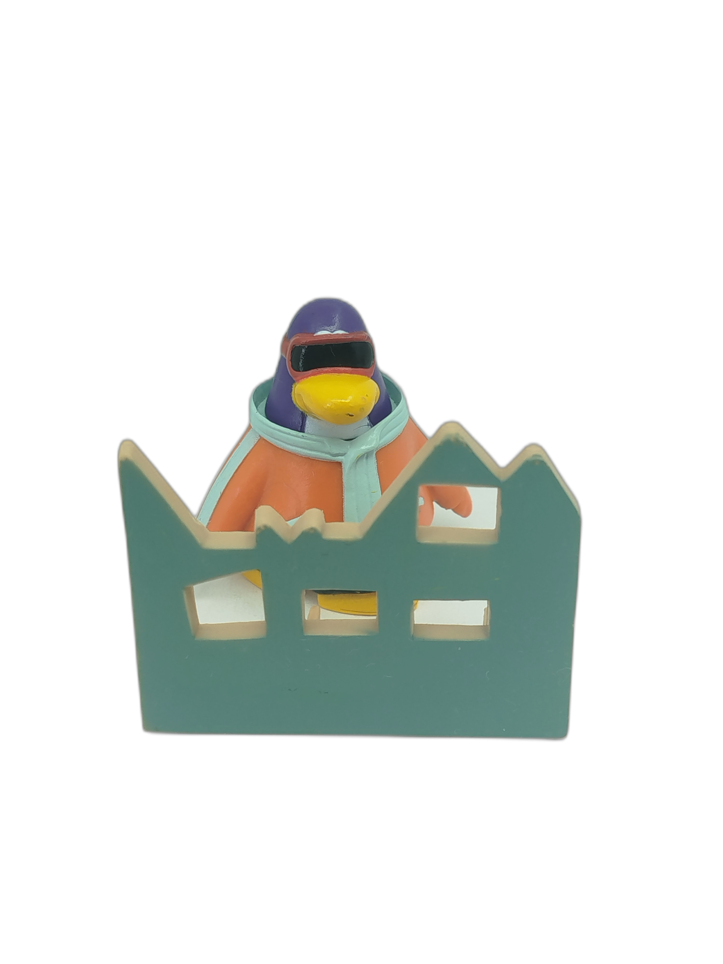 CLUB PENGUIN - pieza decorativa de madera en forma de edificio o barricada con ventanas (NO INCLUYE FIGURA DE PENGUIN)