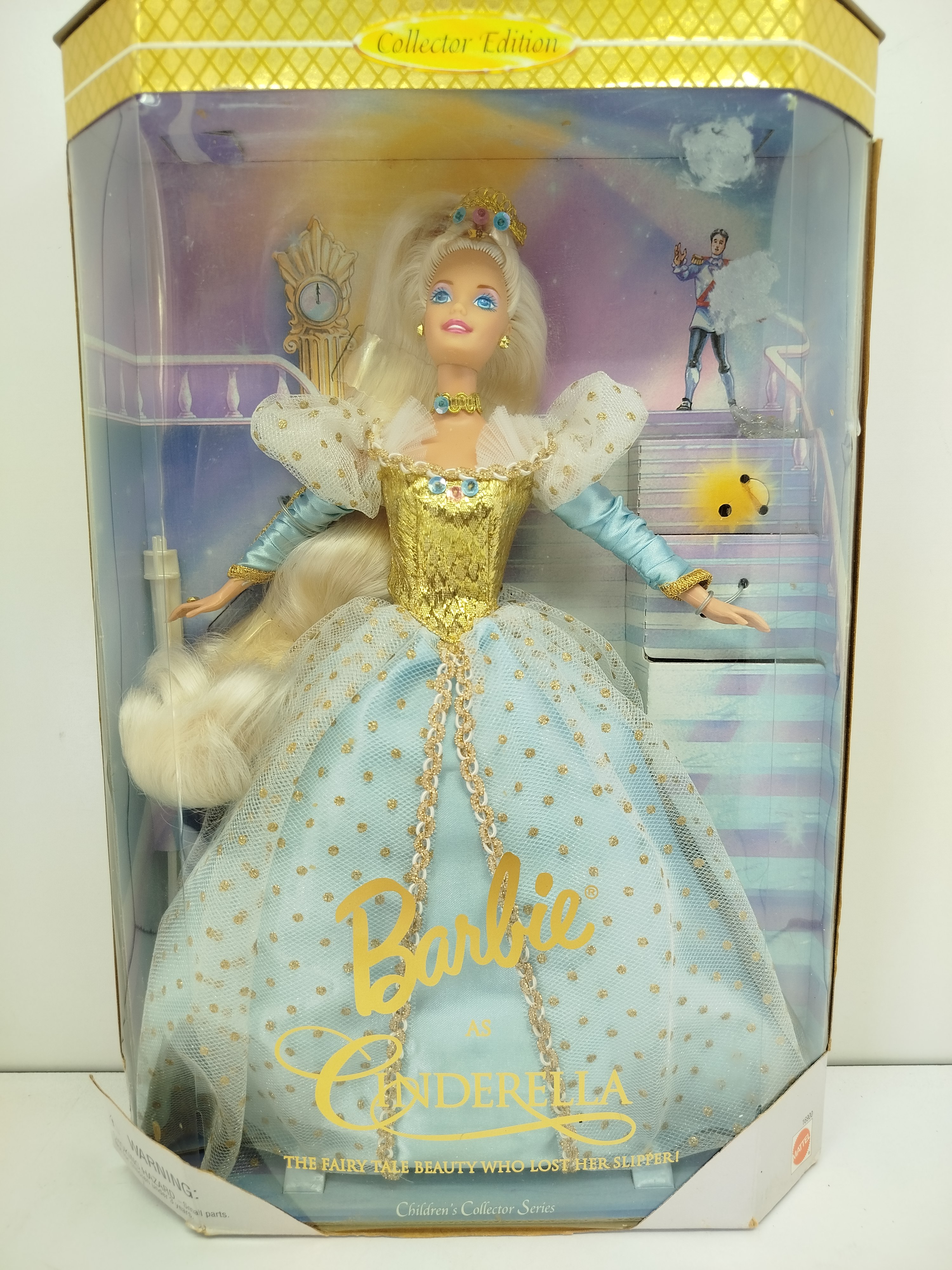 Barbie - Barbie como Cenicienta de 1996 (lanzada comercialmente entre 1996 y 1997), siendo la tercera entrega de la colección Children's Collector Series