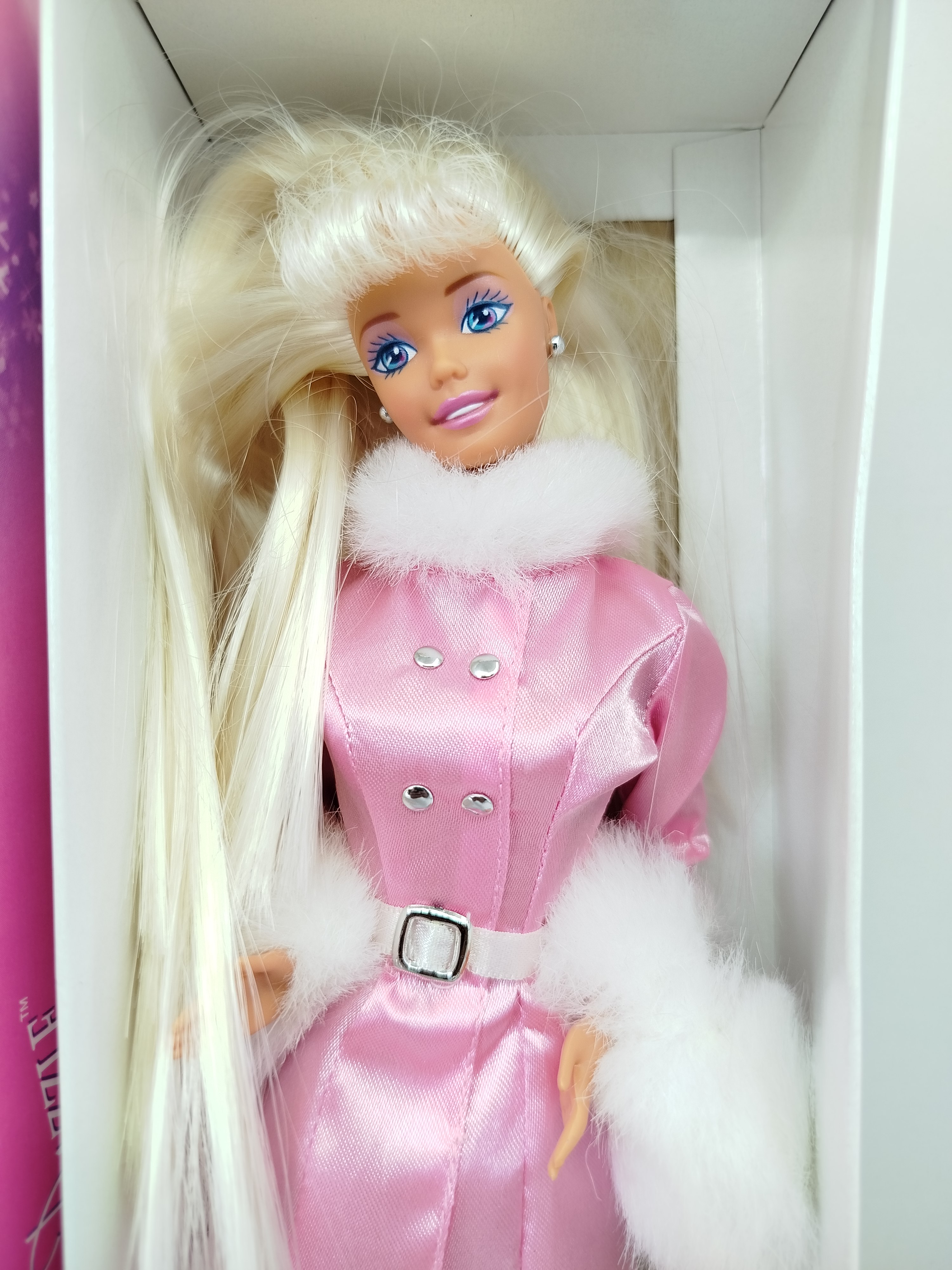 Barbie - Winter Dazzle Barbie (Special Edition 1997), una edición promocional exclusiva en colaboración con la marca de cereales General Mills