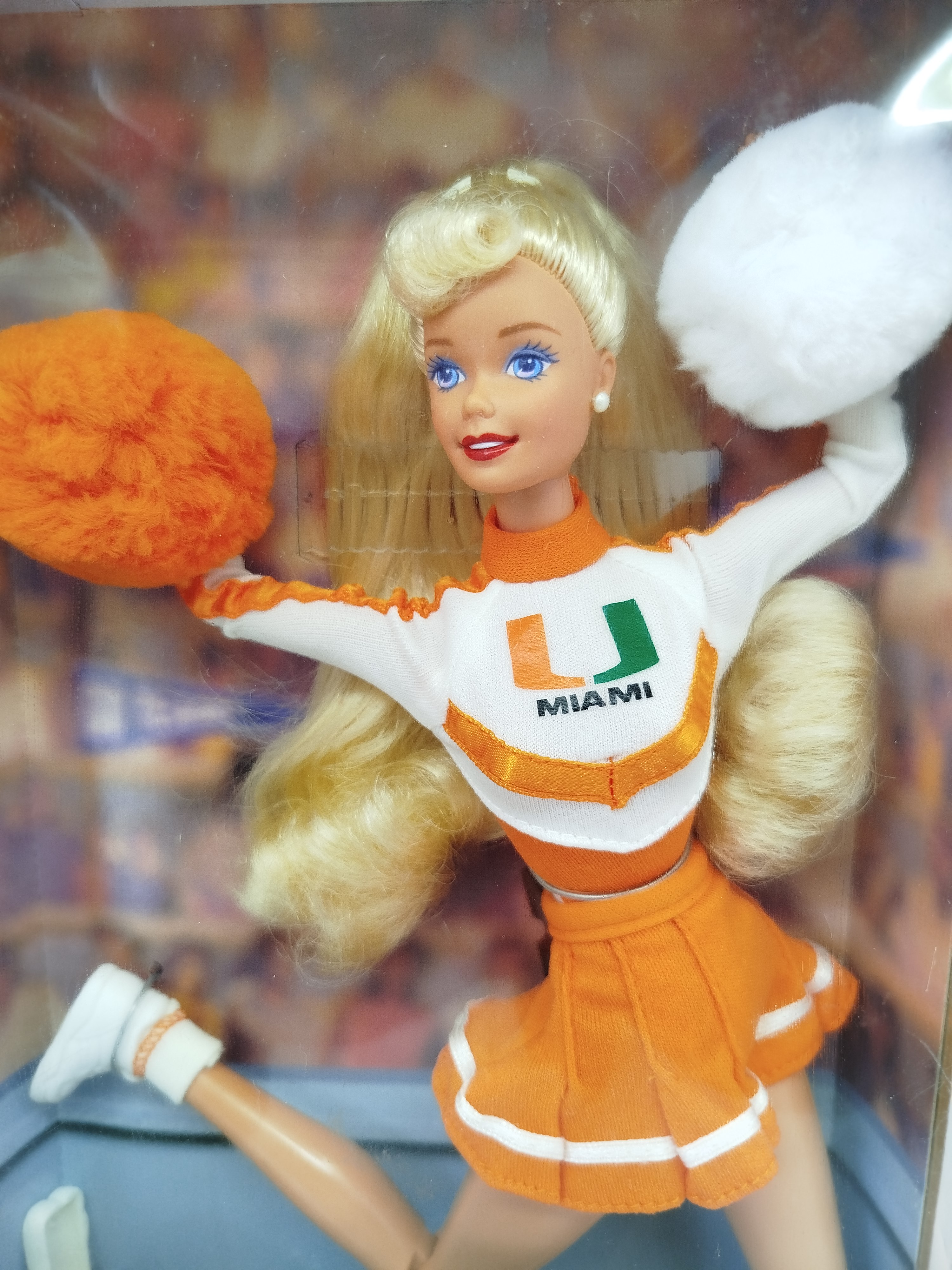 Barbie - University Barbie - University of Miami Cheerleader lanzada en 1996 (comercializada entre 1996 y 1997)