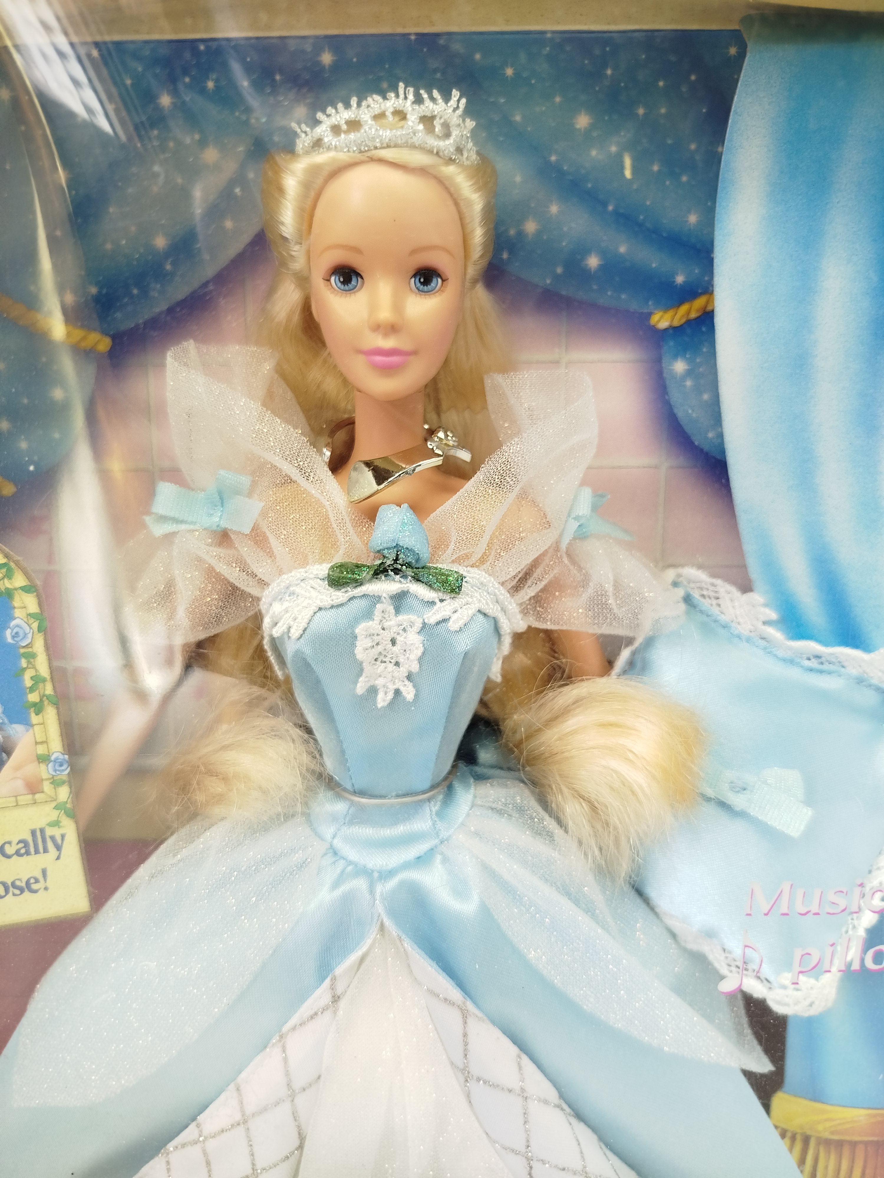 Barbie -  Sleeping Beauty Barbie (La Bella Durmiente) lanzada al mercado en 1998, célebre por incorporar un mecanismo en el brazo para abrir o cerrar sus ojos mágicamente y una almohada musical.