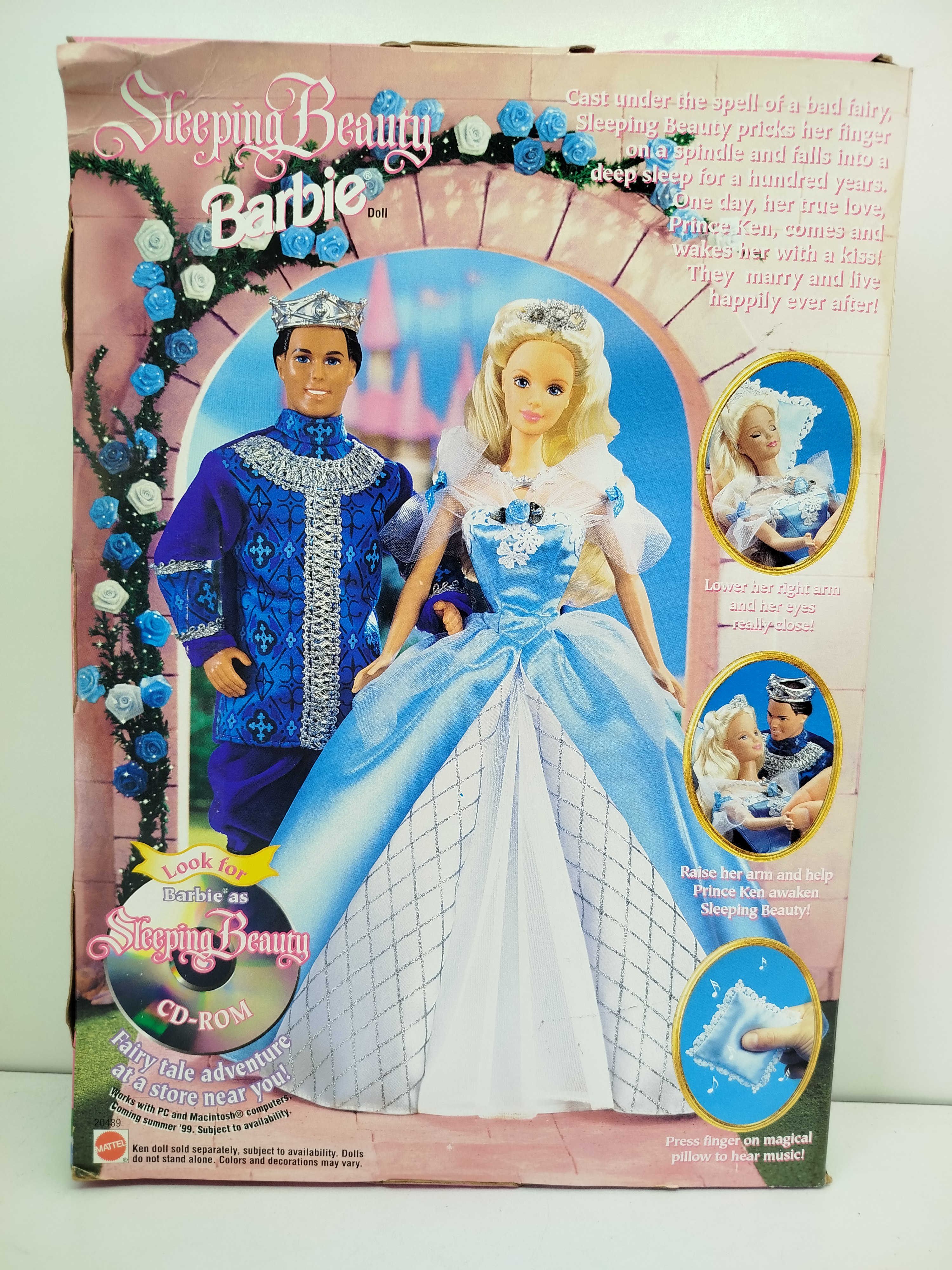 Barbie -  Sleeping Beauty Barbie (La Bella Durmiente) lanzada al mercado en 1998, célebre por incorporar un mecanismo en el brazo para abrir o cerrar sus ojos mágicamente y una almohada musical.