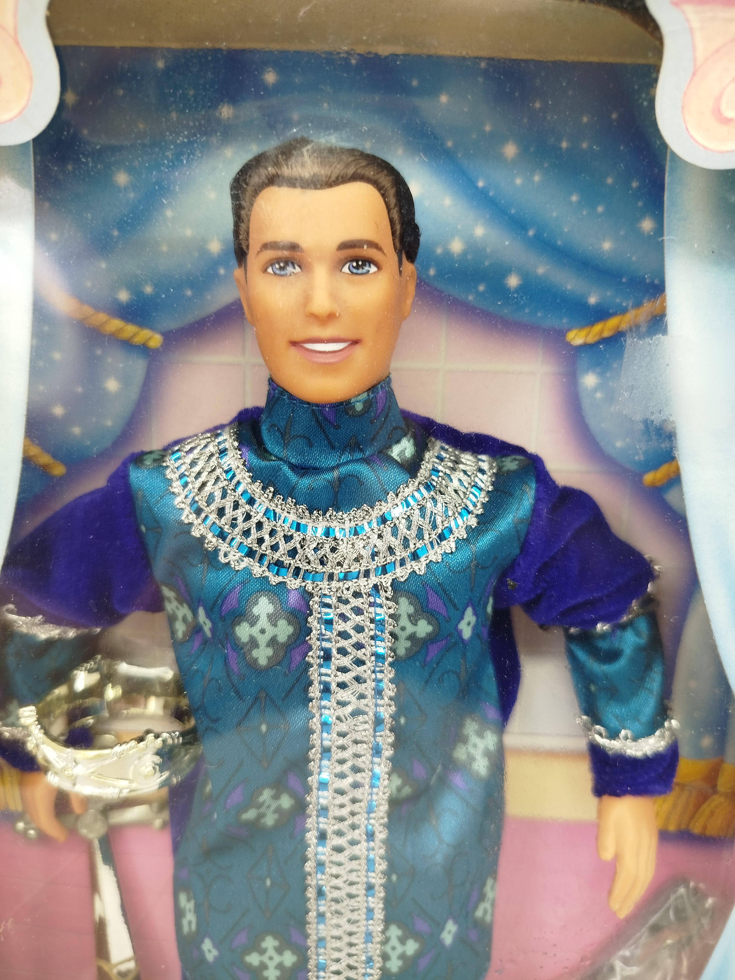 Barbie -  Corresponde al Prince Ken (Sleeping Beauty / La Bella Durmiente) lanzado en 1998 como complemento de la línea de cuentos de hadas de Mattel