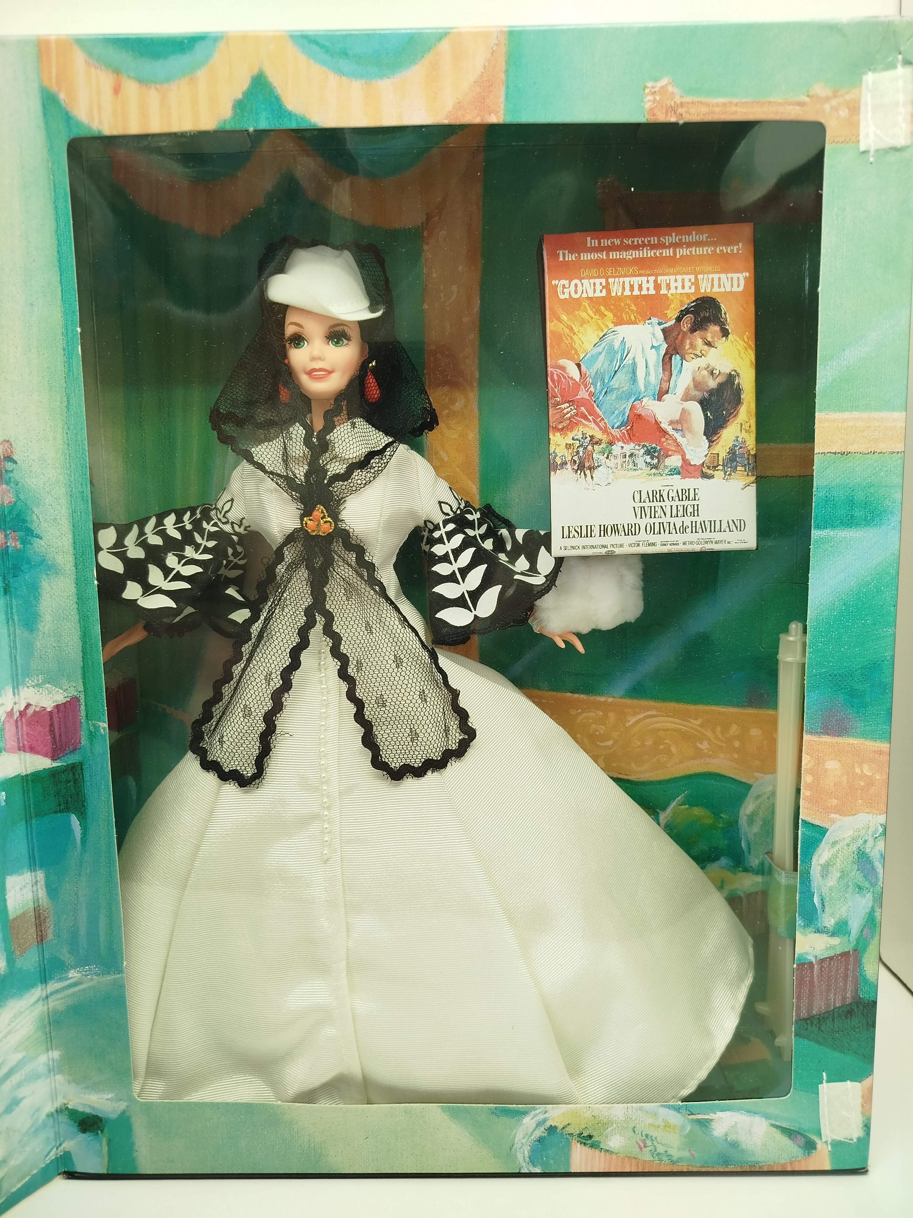 Barbie -  Barbie como Scarlett O'Hara (Honeymoon Dress / Vestido de Luna de Miel) en su conjunto blanco y negro, lanzada en 1994 dentro de la prestigiosa línea Hollywood Legends Collection