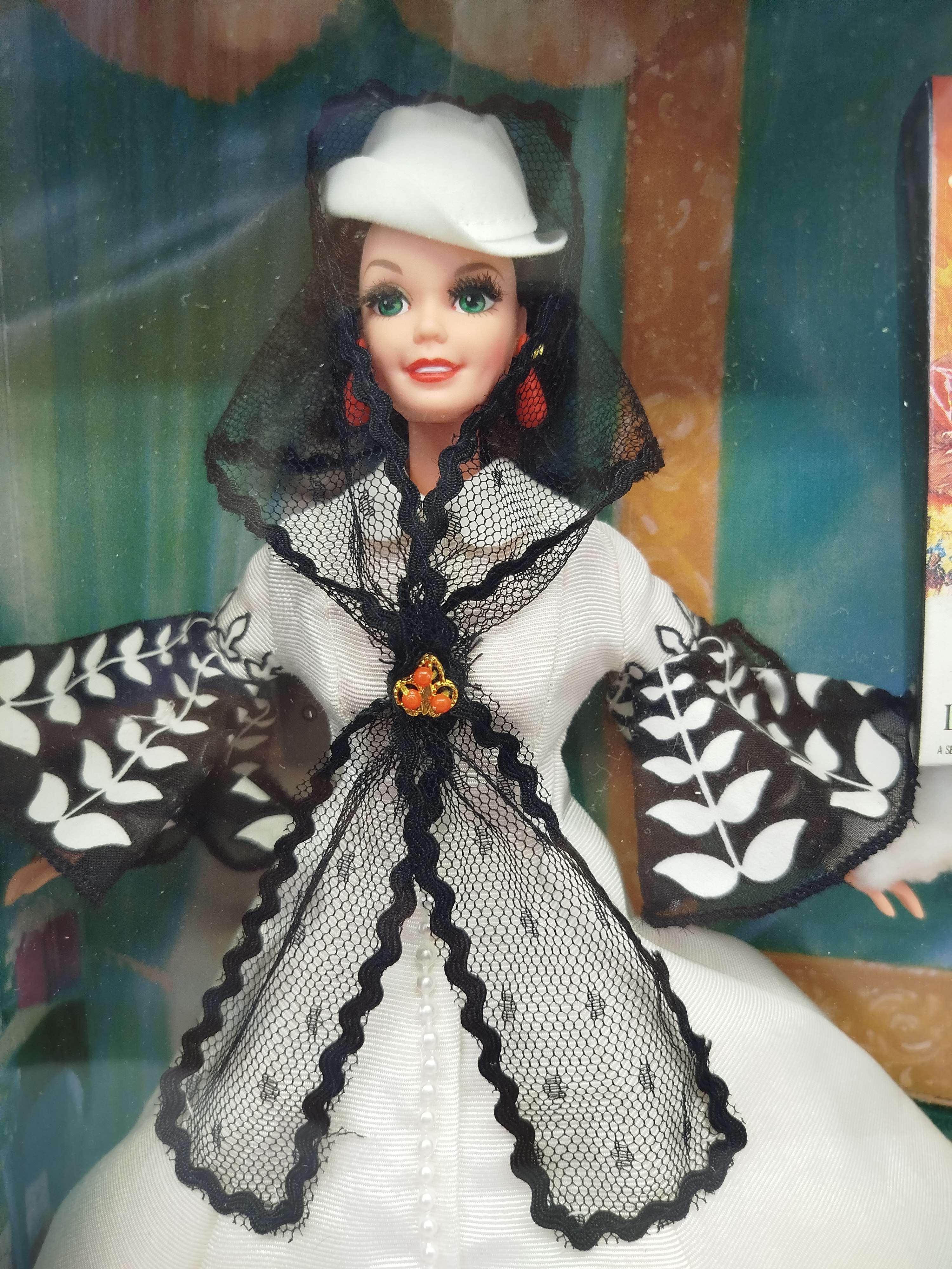 Barbie -  Barbie como Scarlett O'Hara (Honeymoon Dress / Vestido de Luna de Miel) en su conjunto blanco y negro, lanzada en 1994 dentro de la prestigiosa línea Hollywood Legends Collection