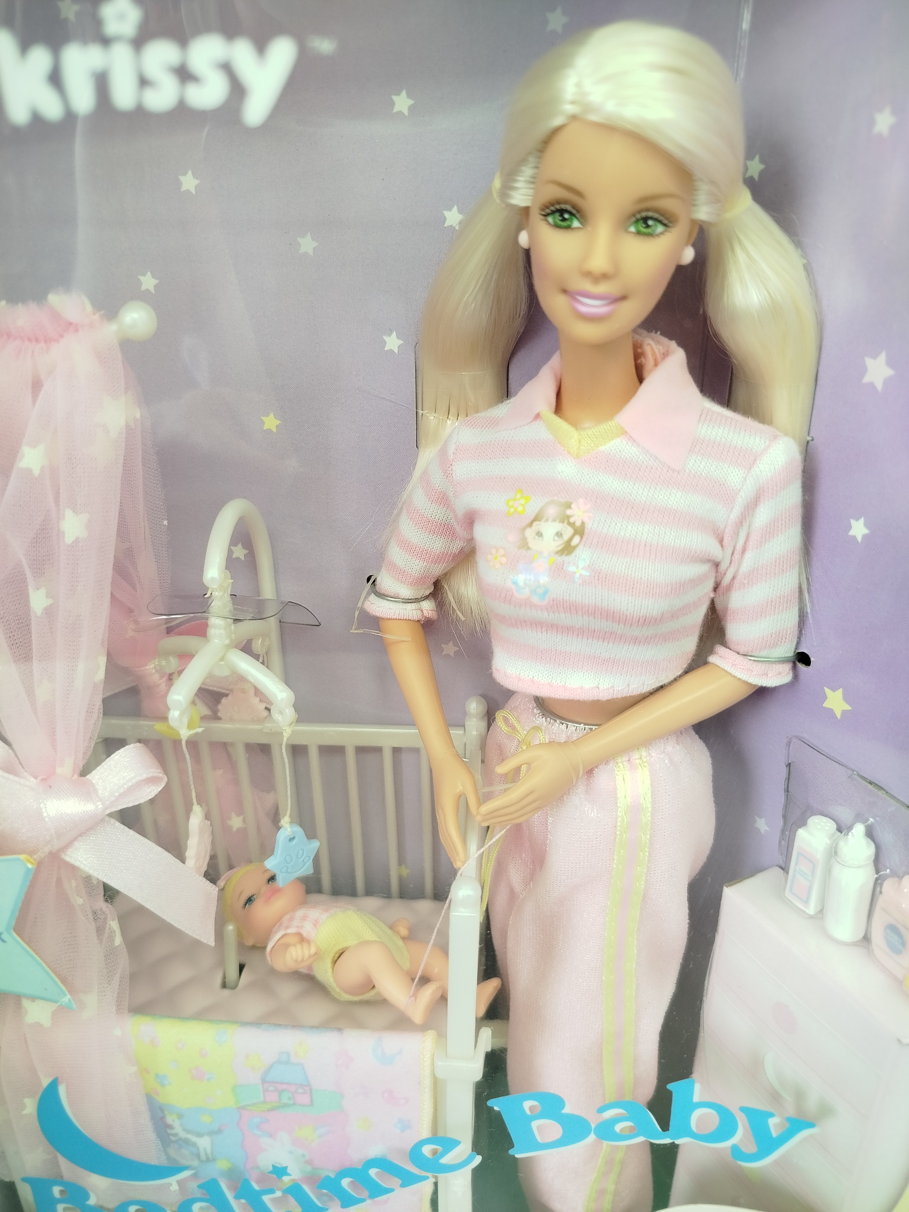 Barbie -  Barbie and Krissy - Bedtime Baby, lanzado al mercado en el año 2000. Este set destaca por incluir a la pequeña bebé Krissy, una cuna musical y un toldier superior que brilla en la oscuridad