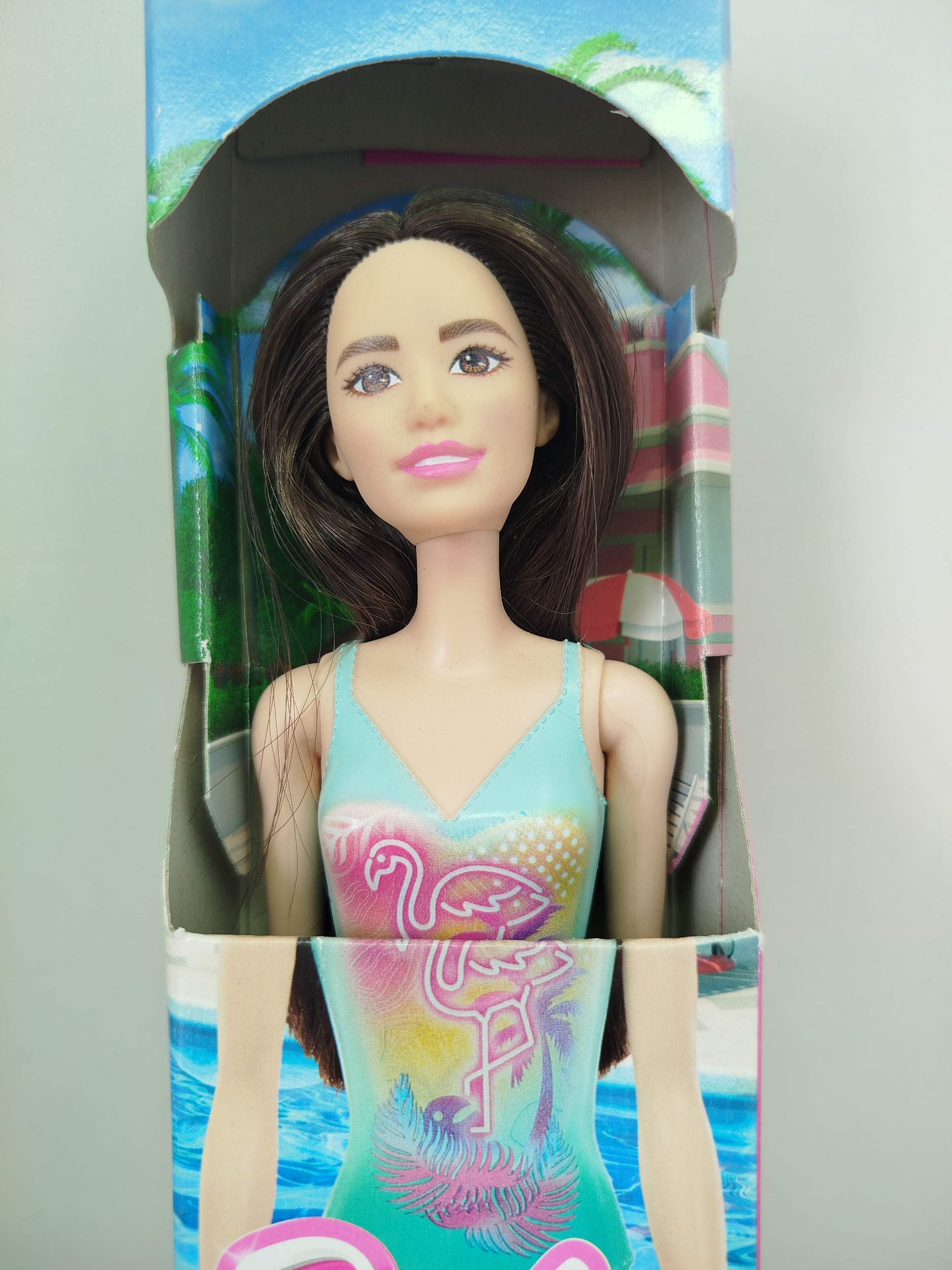 Barbie - Barbie Fashion & Beauty - Muñeca de Playa (Traje de Baño Azul con Flamenco), lanzada originalmente en la colección de playa de 2023