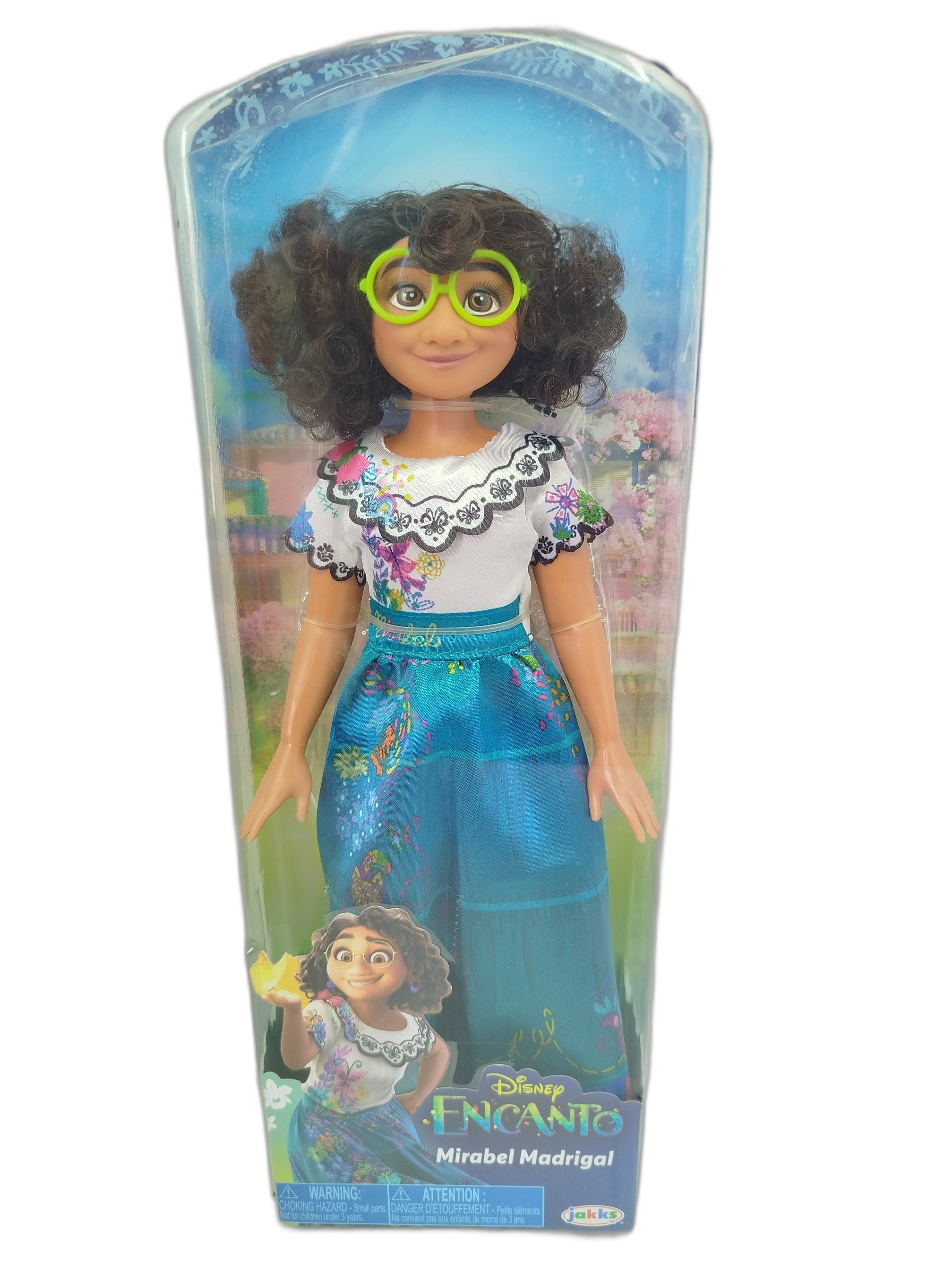 Disney Encanto Mirabel Madrigal Core Fashion Doll, la cual incluye su tradicional vestido folclórico con detalles impresos, sus icónicas gafas verdes y sus alpargatas magentas.