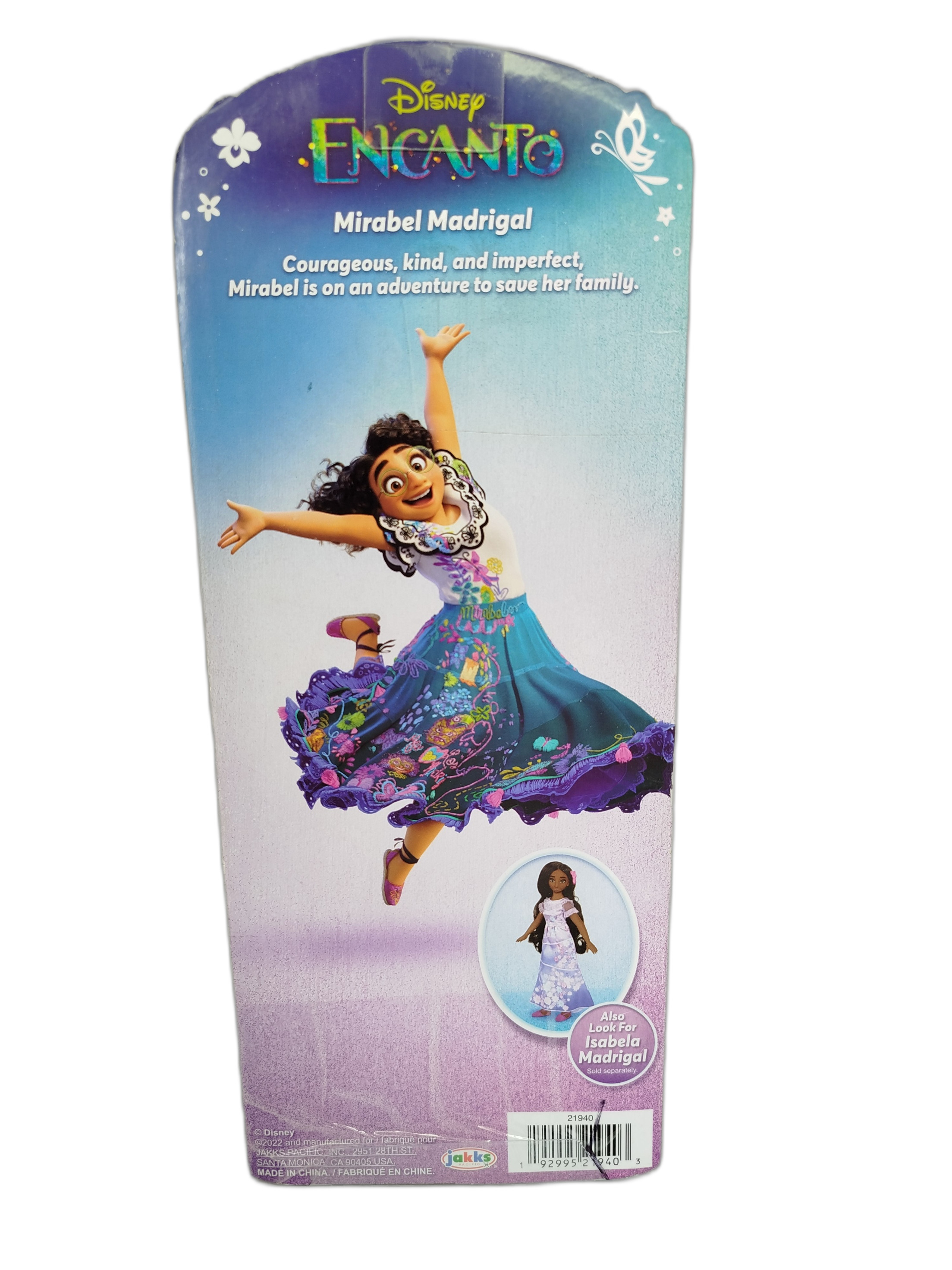 Disney Encanto Mirabel Madrigal Core Fashion Doll, la cual incluye su tradicional vestido folclórico con detalles impresos, sus icónicas gafas verdes y sus alpargatas magentas.