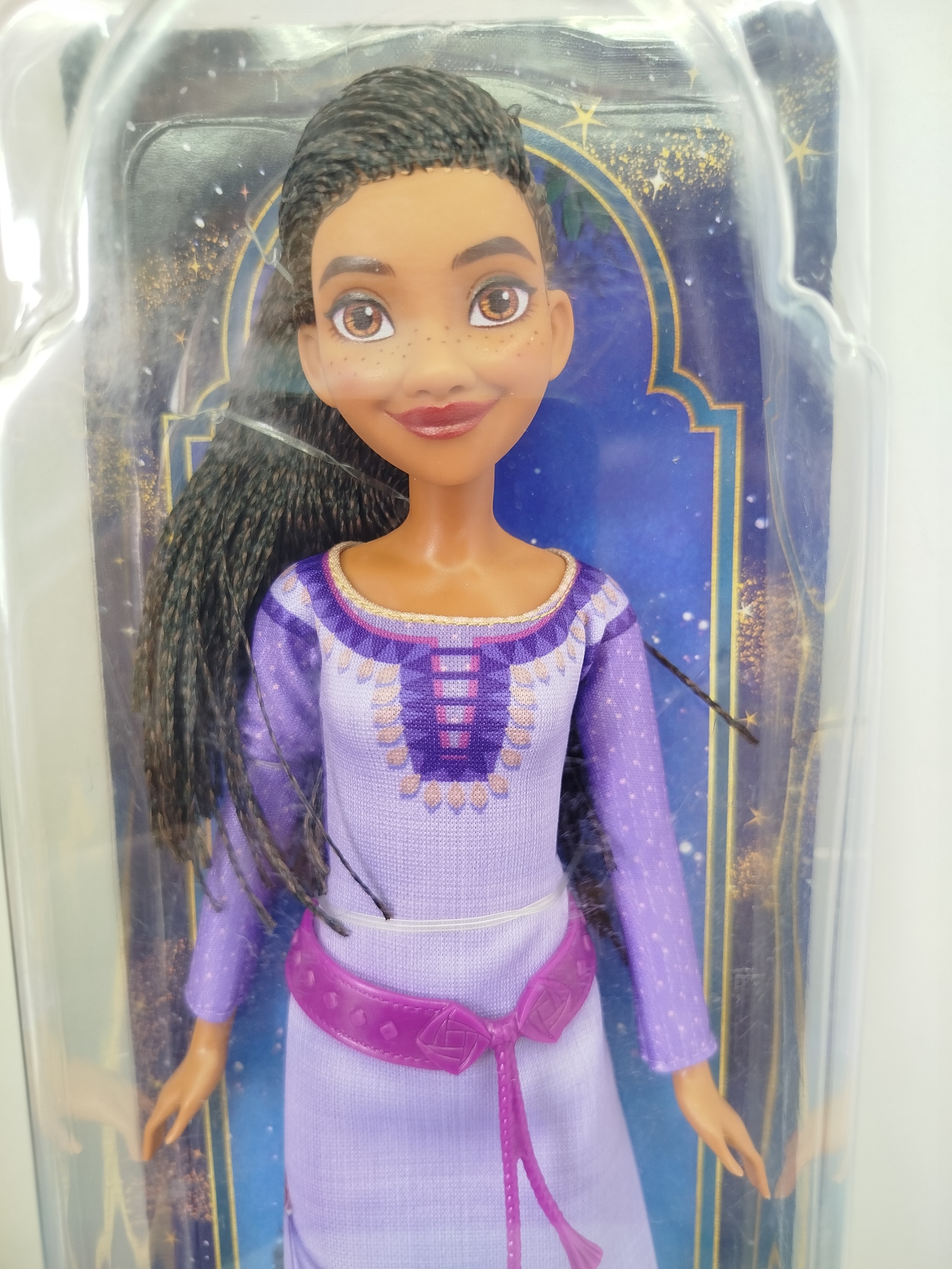  Disney Wish Asha of Rosas Core Fashion Doll, lanzada originalmente junto al estreno de la película animada Wish