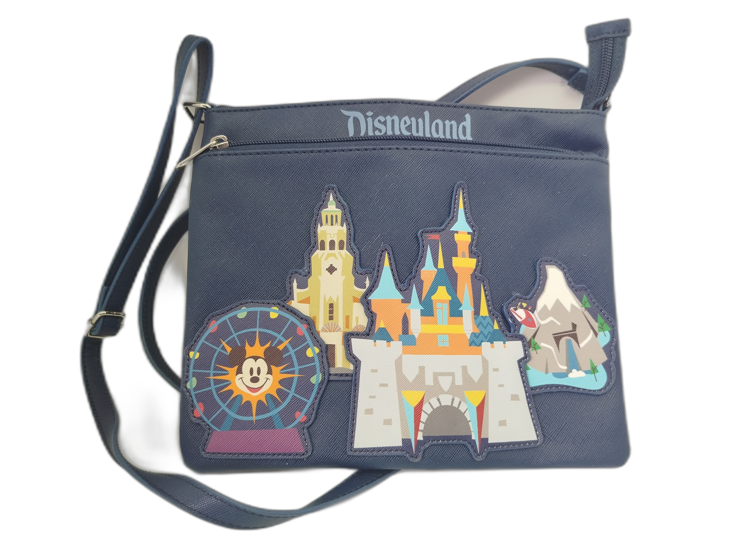 Bolso azul marino de Disneyland con  parches acolchados de atracciones icónicas como el castillo y la rueda de la fortuna en el frente