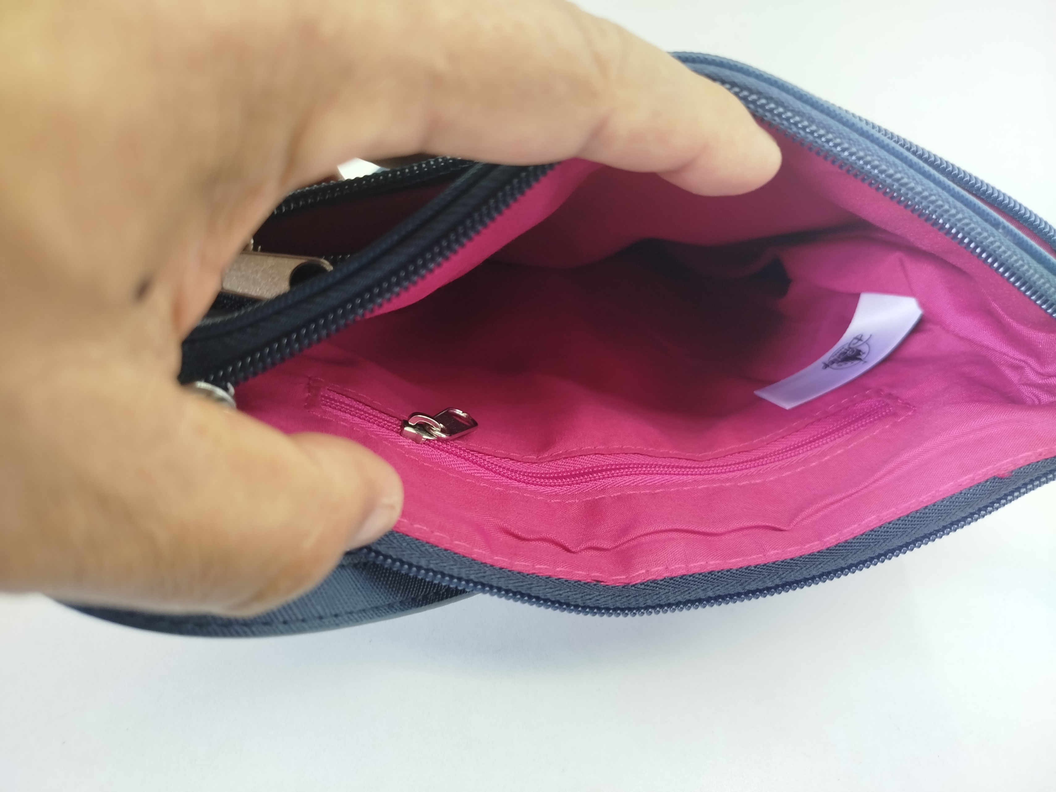 Bolso azul marino de Disneyland con  parches acolchados de atracciones icónicas como el castillo y la rueda de la fortuna en el frente