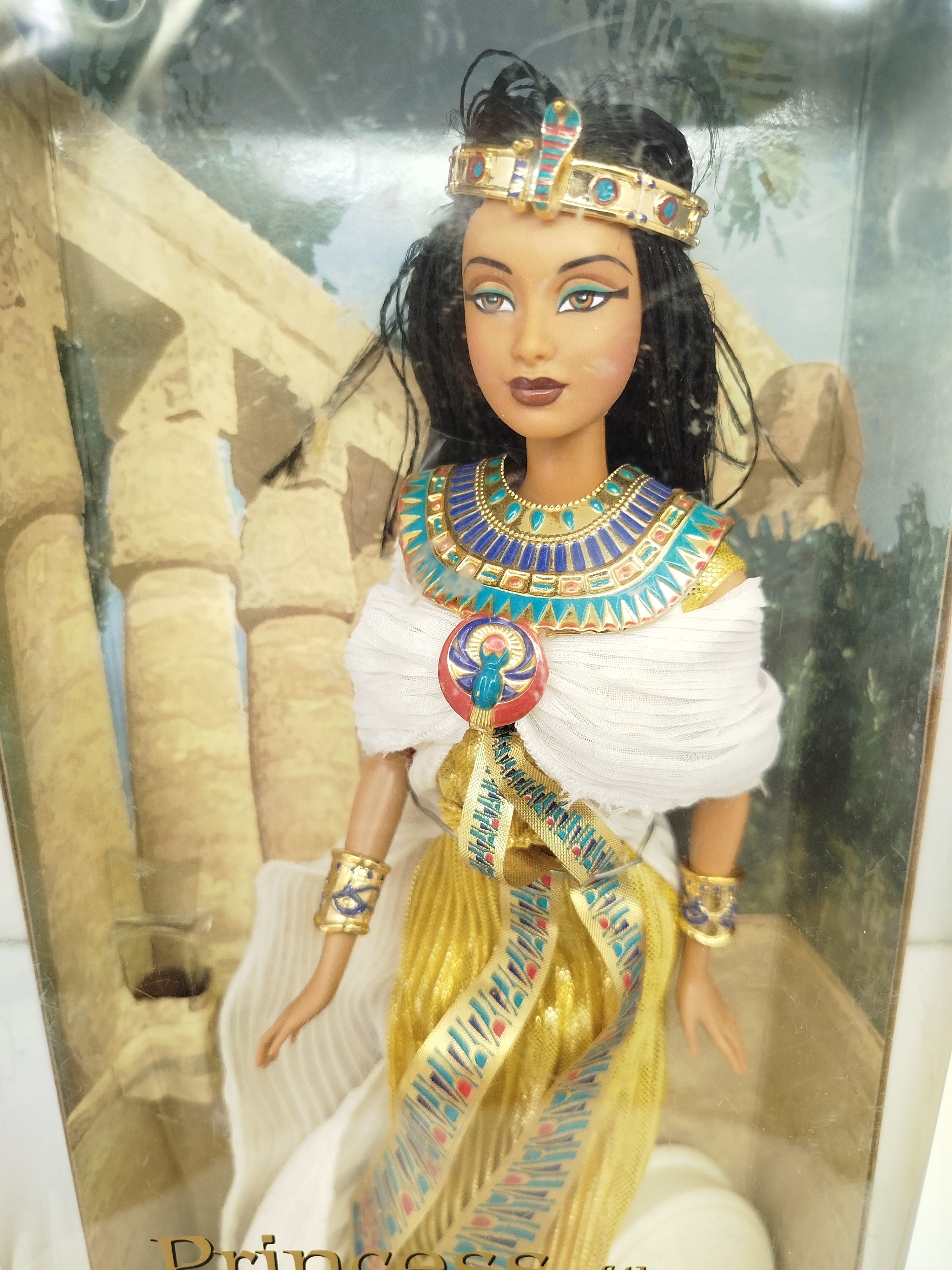Barbie -  Esta imagen corresponde a la muñeca Princess of the Nile Barbie, que forma parte de la serie The Princess Collection dentro de la línea Dolls of the World de Mattel