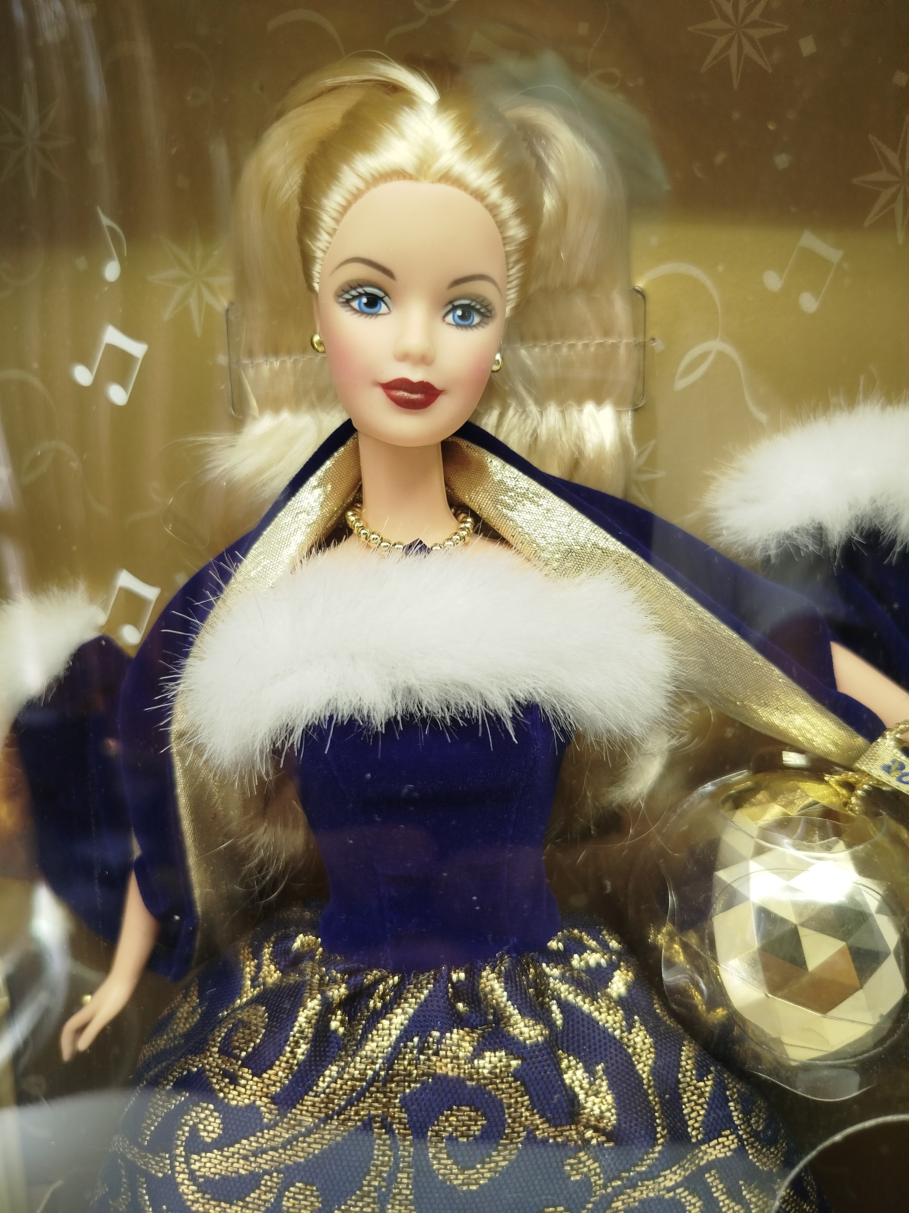 Barbie -  Ring in the New Year Barbie, una edición especial lanzada por Mattel en el año 2001