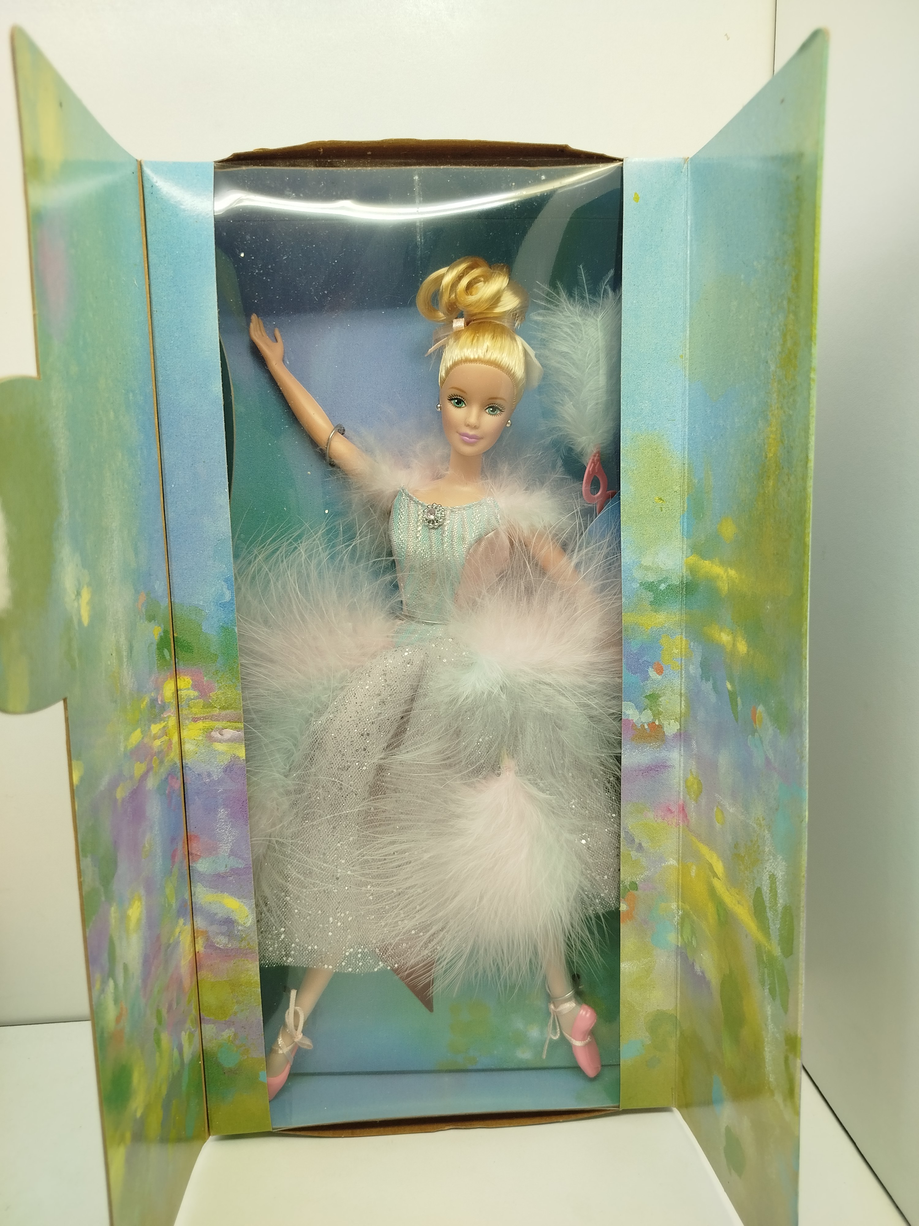 Barbie -  Ballet Masquerade Barbie (versión rubia), una edición especial lanzada por Mattel en colaboración exclusiva con Avon en el año 2000