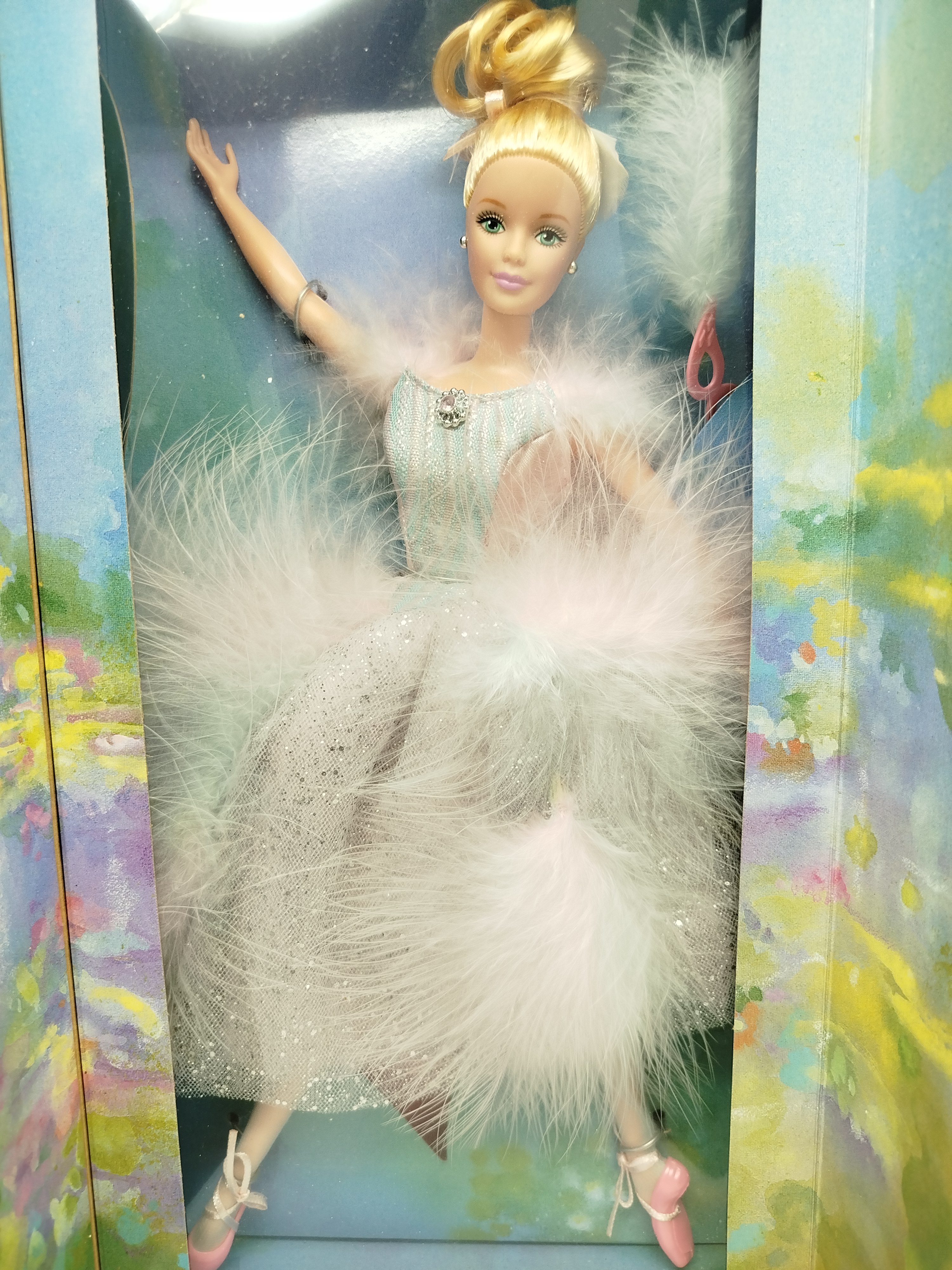 Barbie -  Ballet Masquerade Barbie (versión rubia), una edición especial lanzada por Mattel en colaboración exclusiva con Avon en el año 2000