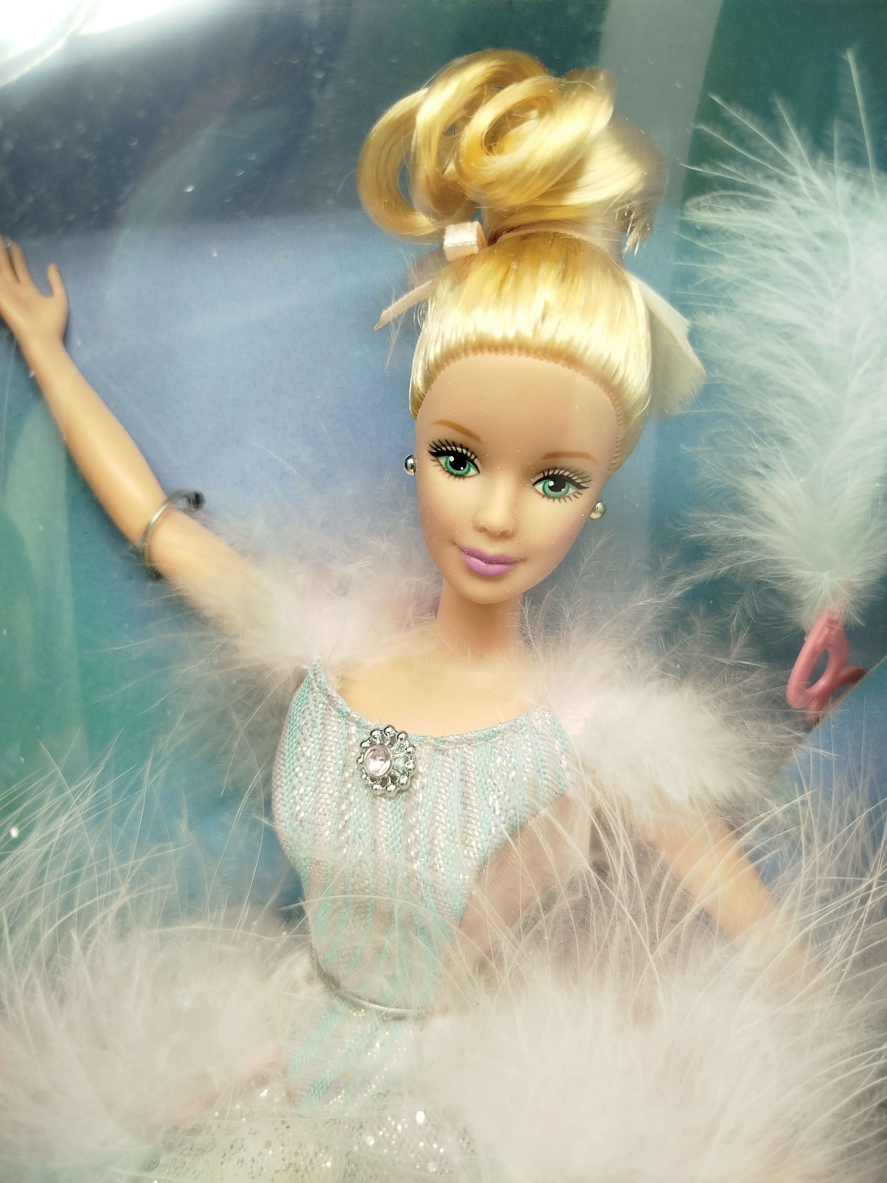 Barbie -  Ballet Masquerade Barbie (versión rubia), una edición especial lanzada por Mattel en colaboración exclusiva con Avon en el año 2000