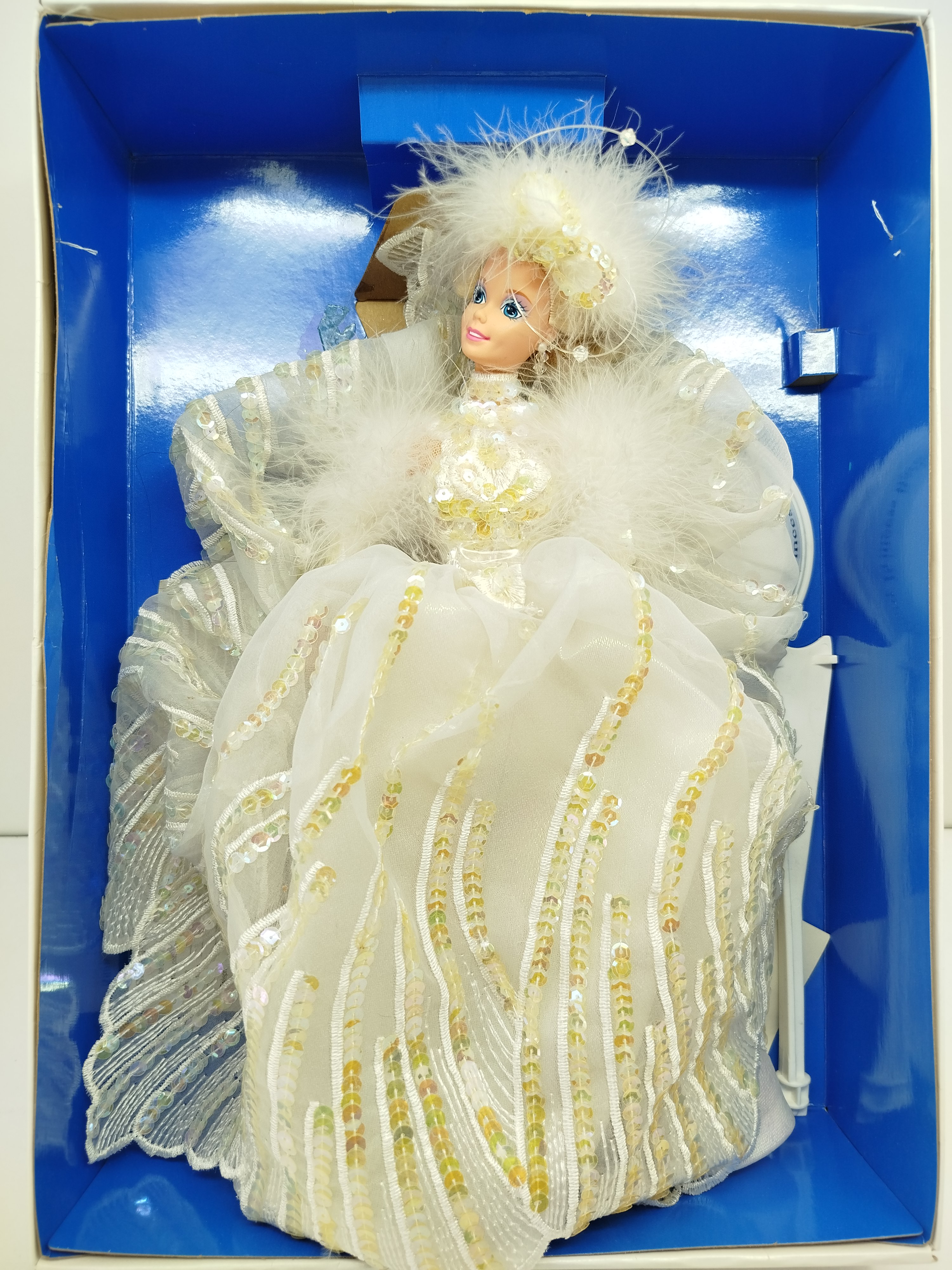 Barbie -  Snow Princess Barbie, la segunda edición especial de la serie Enchanted Seasons Collection® lanzada por Mattel. (Tapa caja frontal rota)