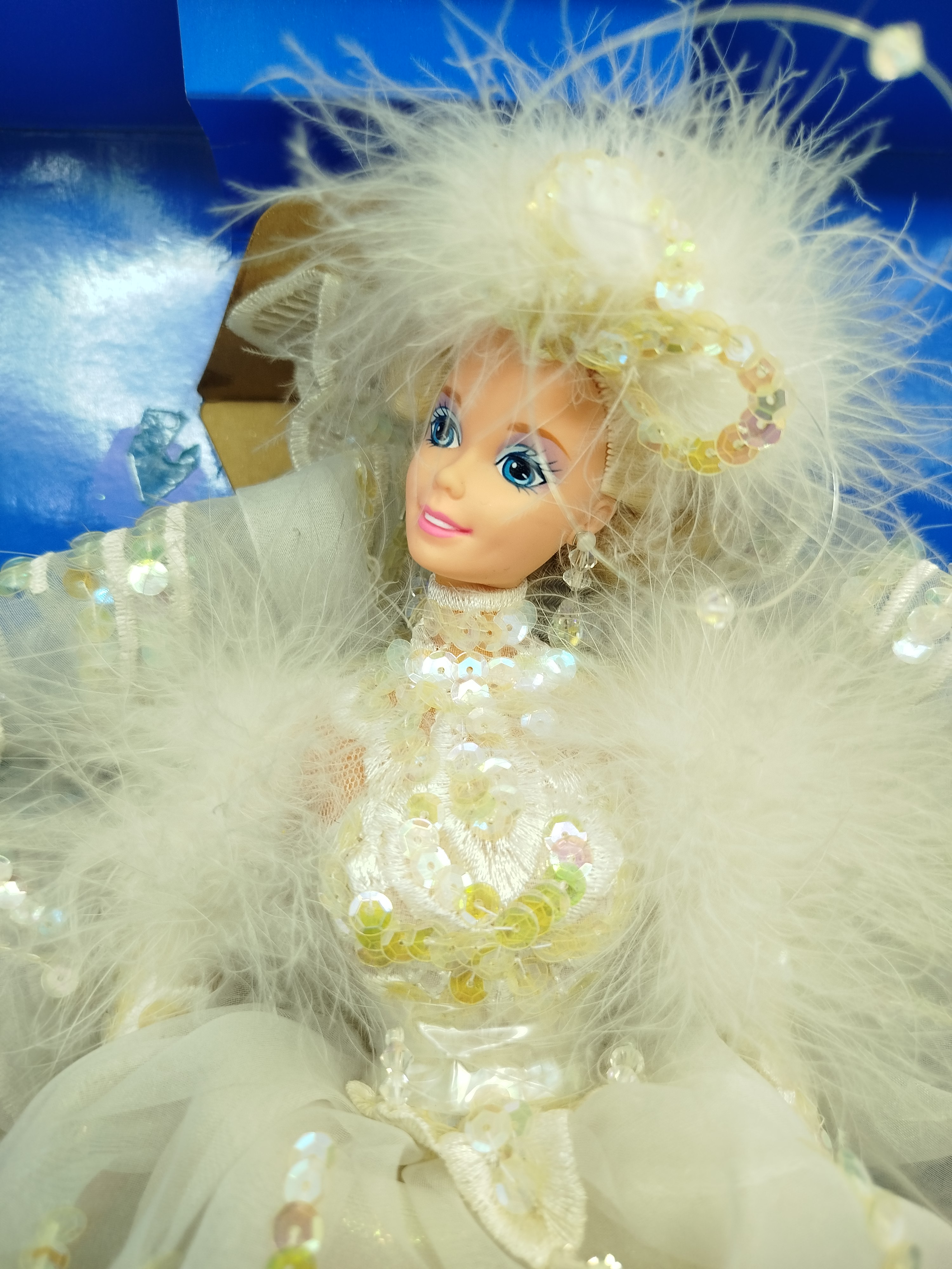 Barbie -  Snow Princess Barbie, la segunda edición especial de la serie Enchanted Seasons Collection® lanzada por Mattel. (Tapa caja frontal rota)