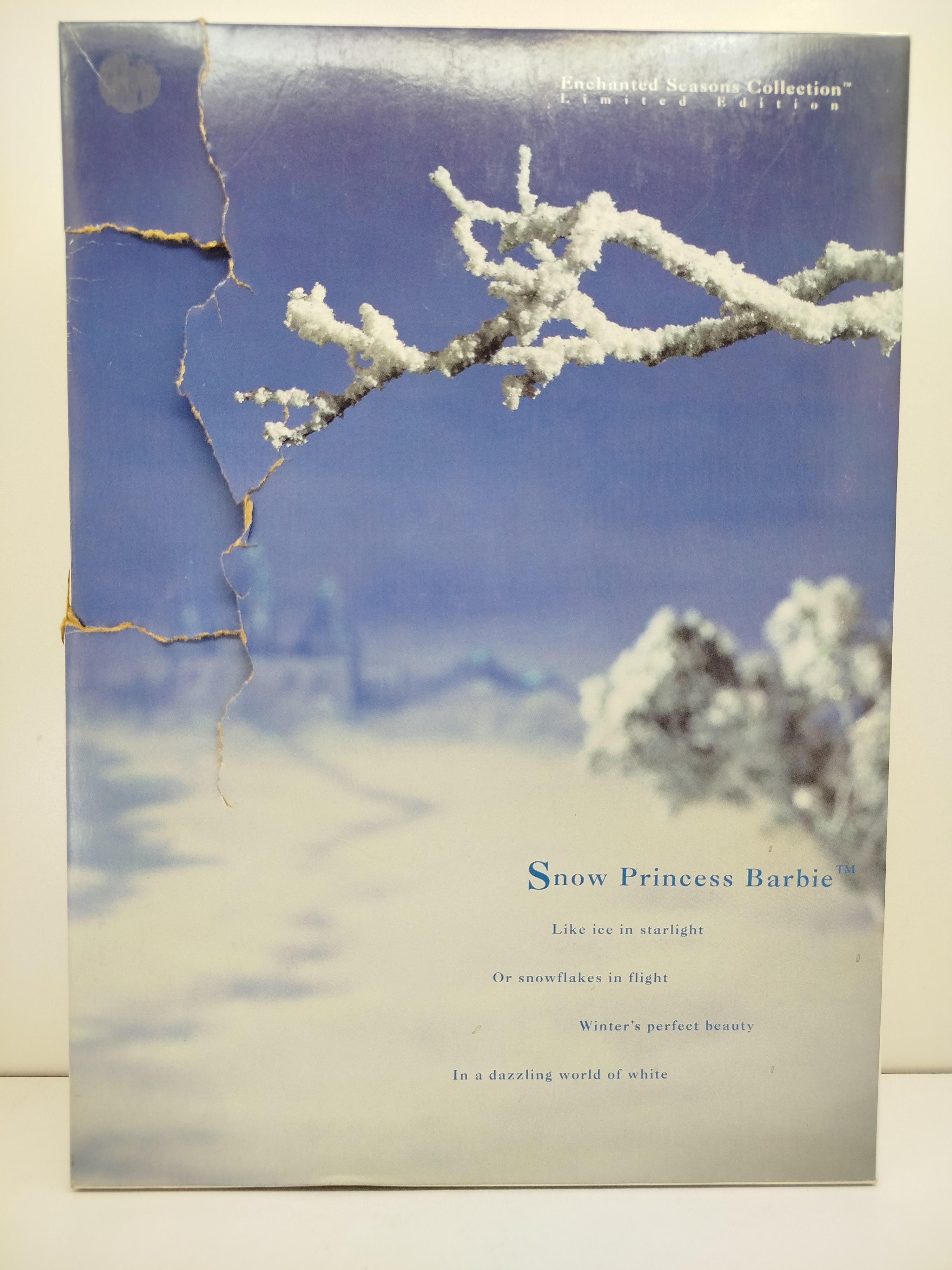 Barbie -  Snow Princess Barbie, la segunda edición especial de la serie Enchanted Seasons Collection® lanzada por Mattel. (Tapa caja frontal rota)