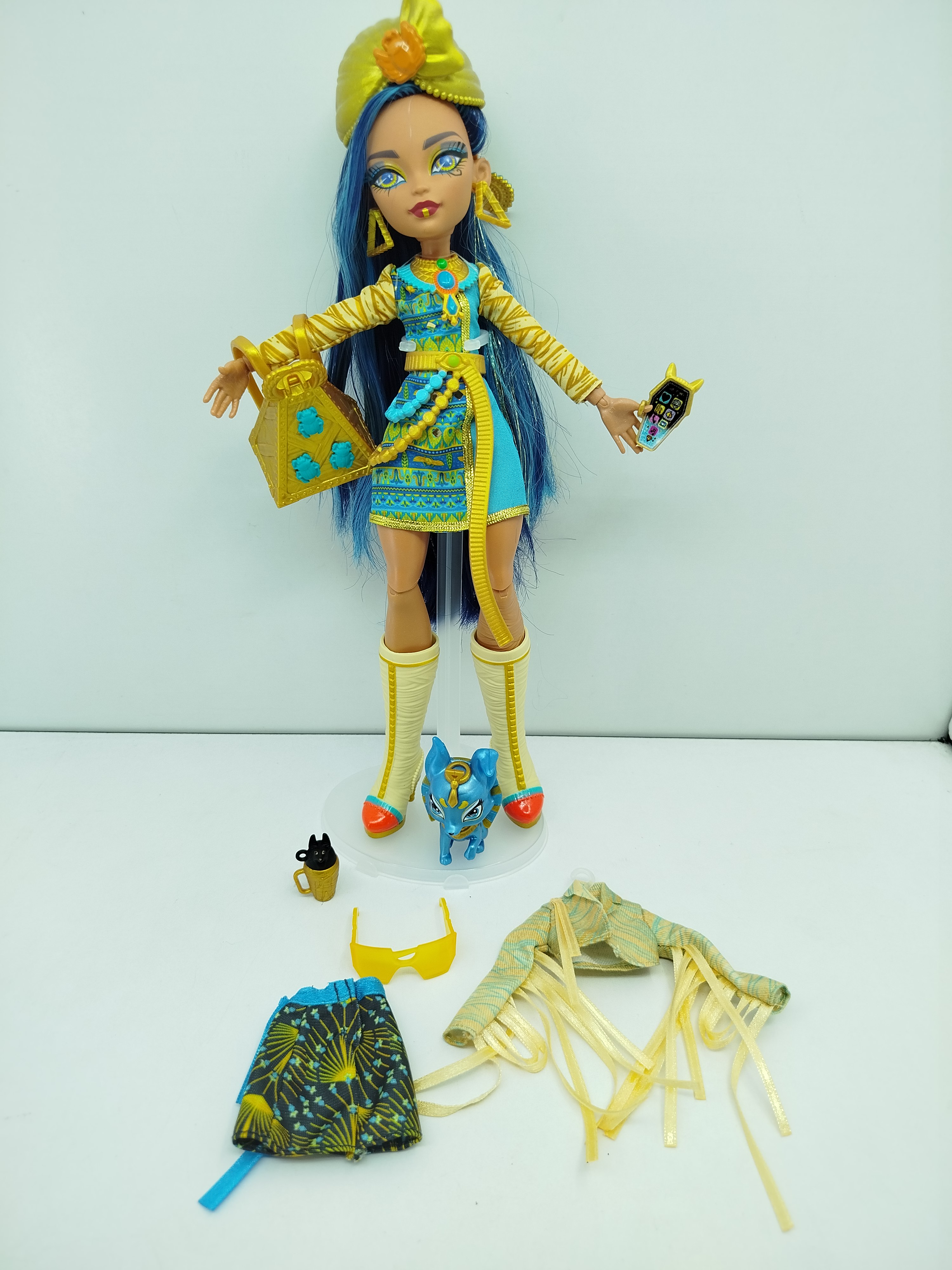 Cleo de Nile de Monster High (Generación 3 de Mattel), acompañada de su mascota, accesorios y piezas de ropa