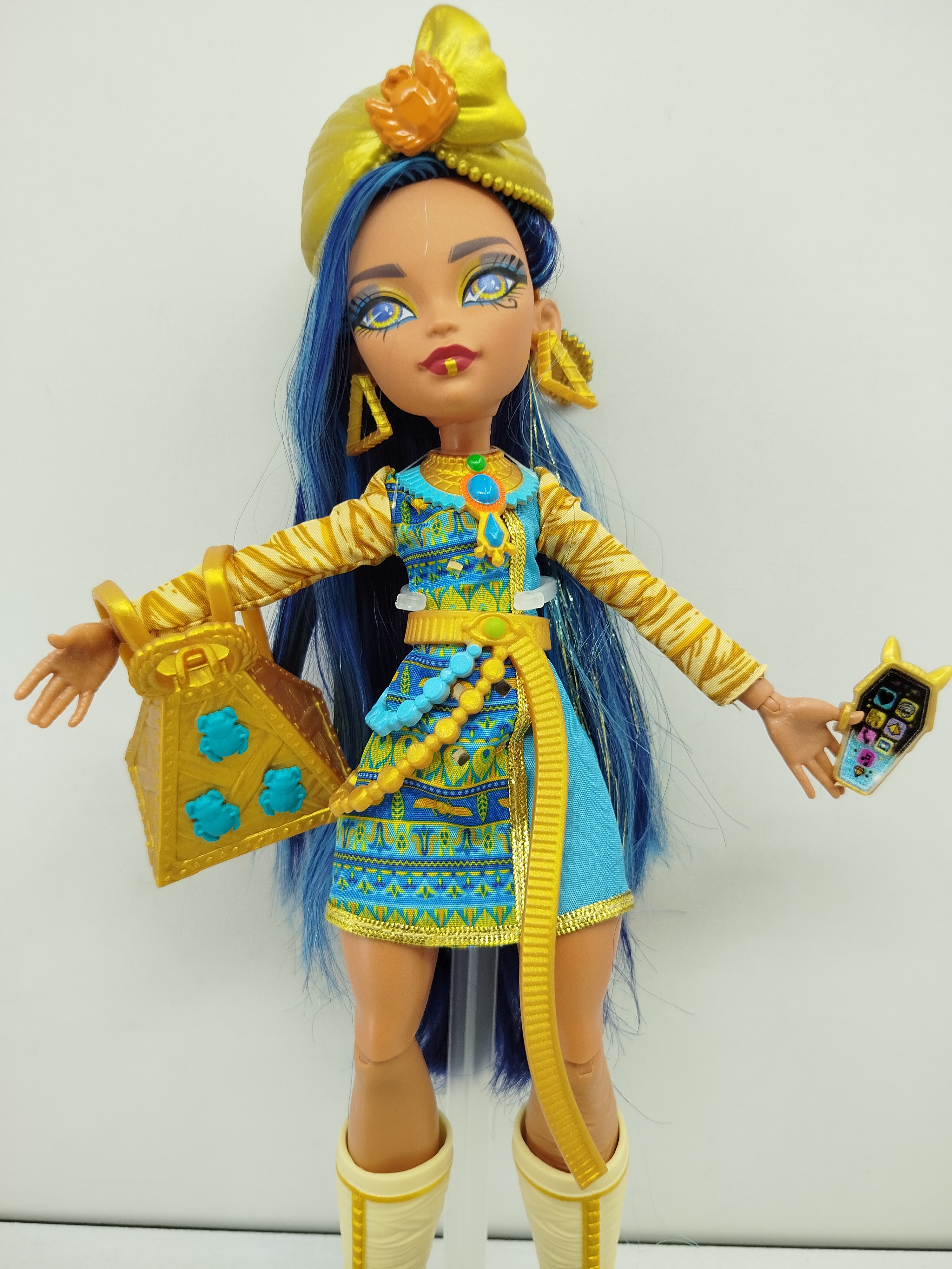 Cleo de Nile de Monster High (Generación 3 de Mattel), acompañada de su mascota, accesorios y piezas de ropa