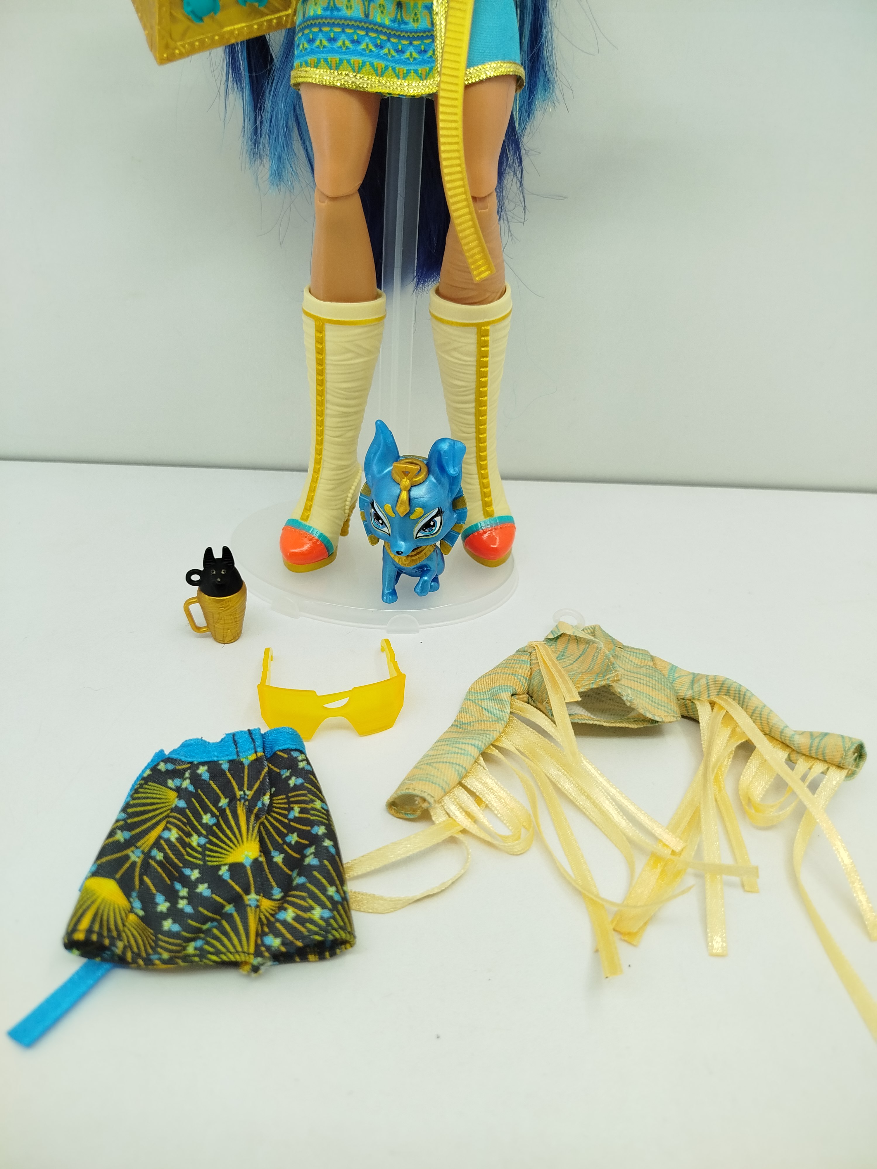 Cleo de Nile de Monster High (Generación 3 de Mattel), acompañada de su mascota, accesorios y piezas de ropa
