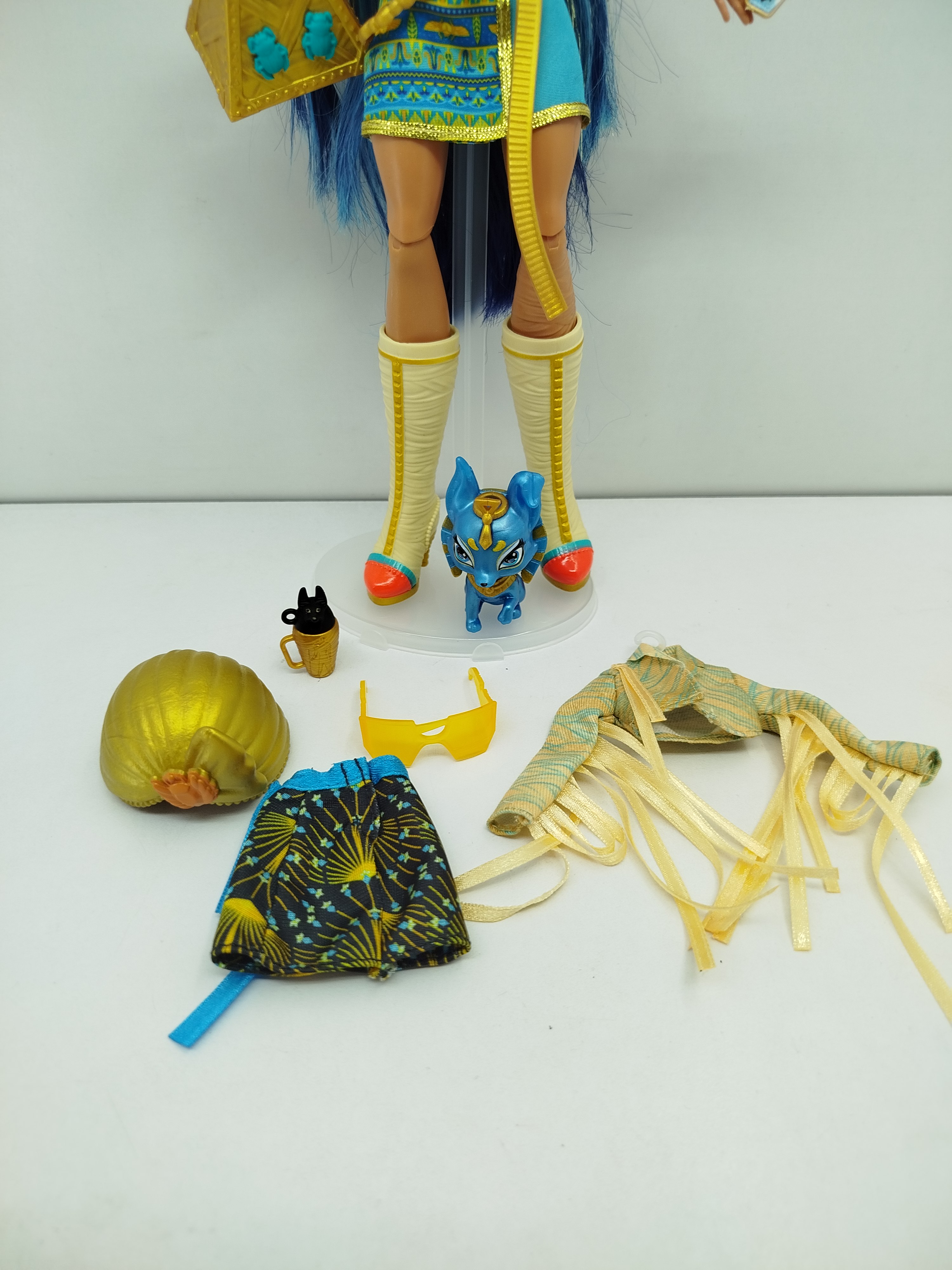 Cleo de Nile de Monster High (Generación 3 de Mattel), acompañada de su mascota, accesorios y piezas de ropa