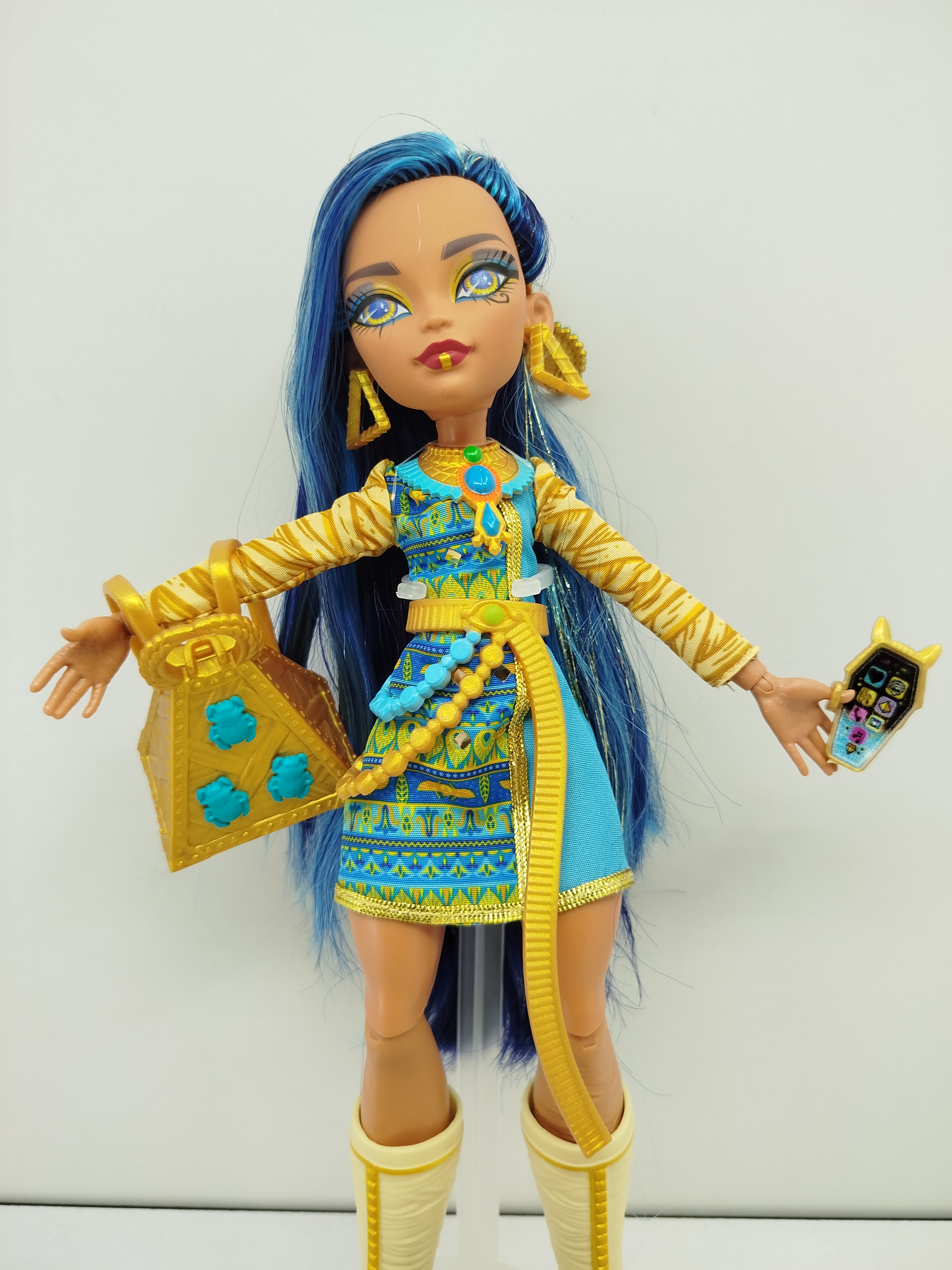 Cleo de Nile de Monster High (Generación 3 de Mattel), acompañada de su mascota, accesorios y piezas de ropa