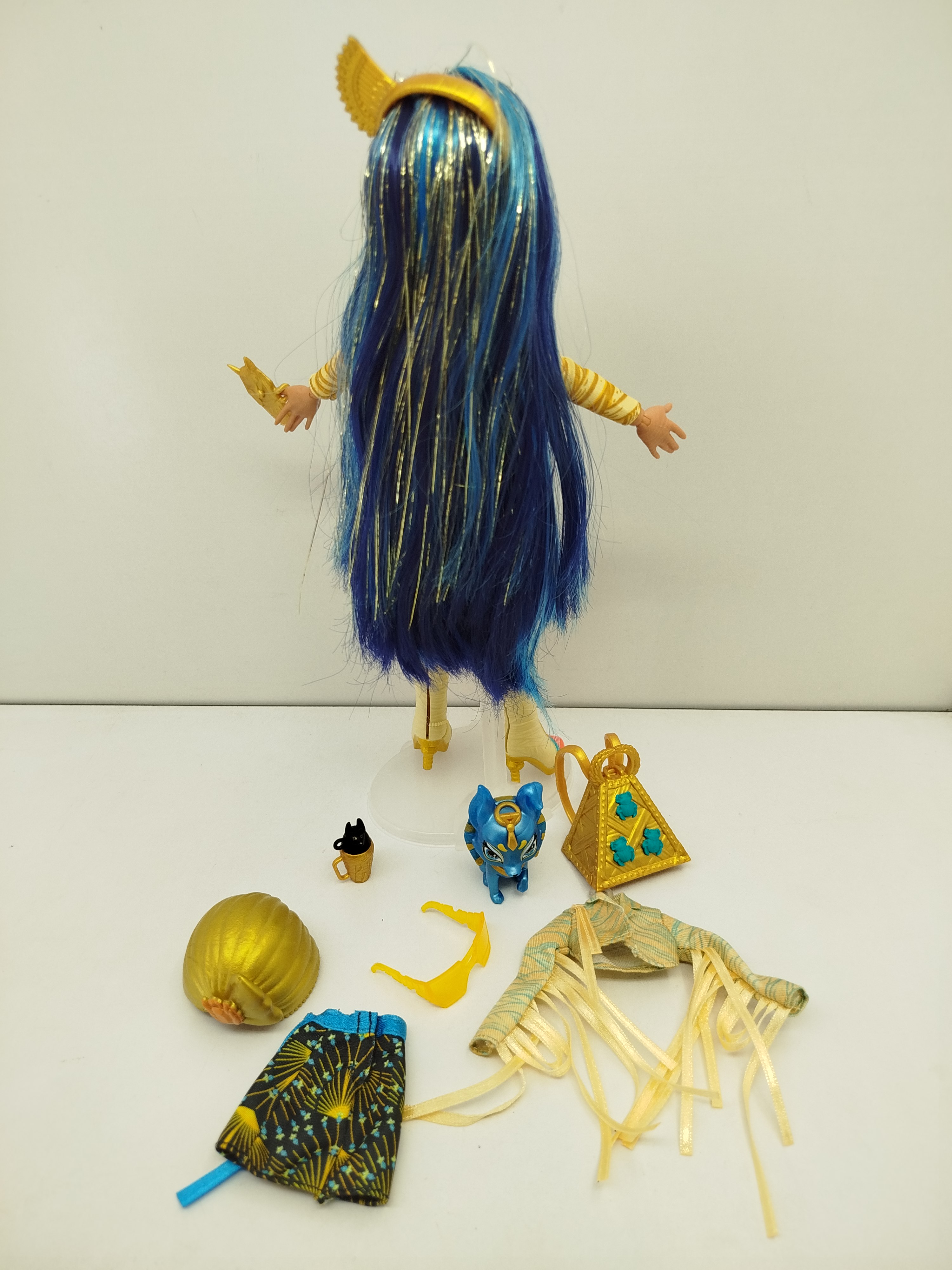 Cleo de Nile de Monster High (Generación 3 de Mattel), acompañada de su mascota, accesorios y piezas de ropa
